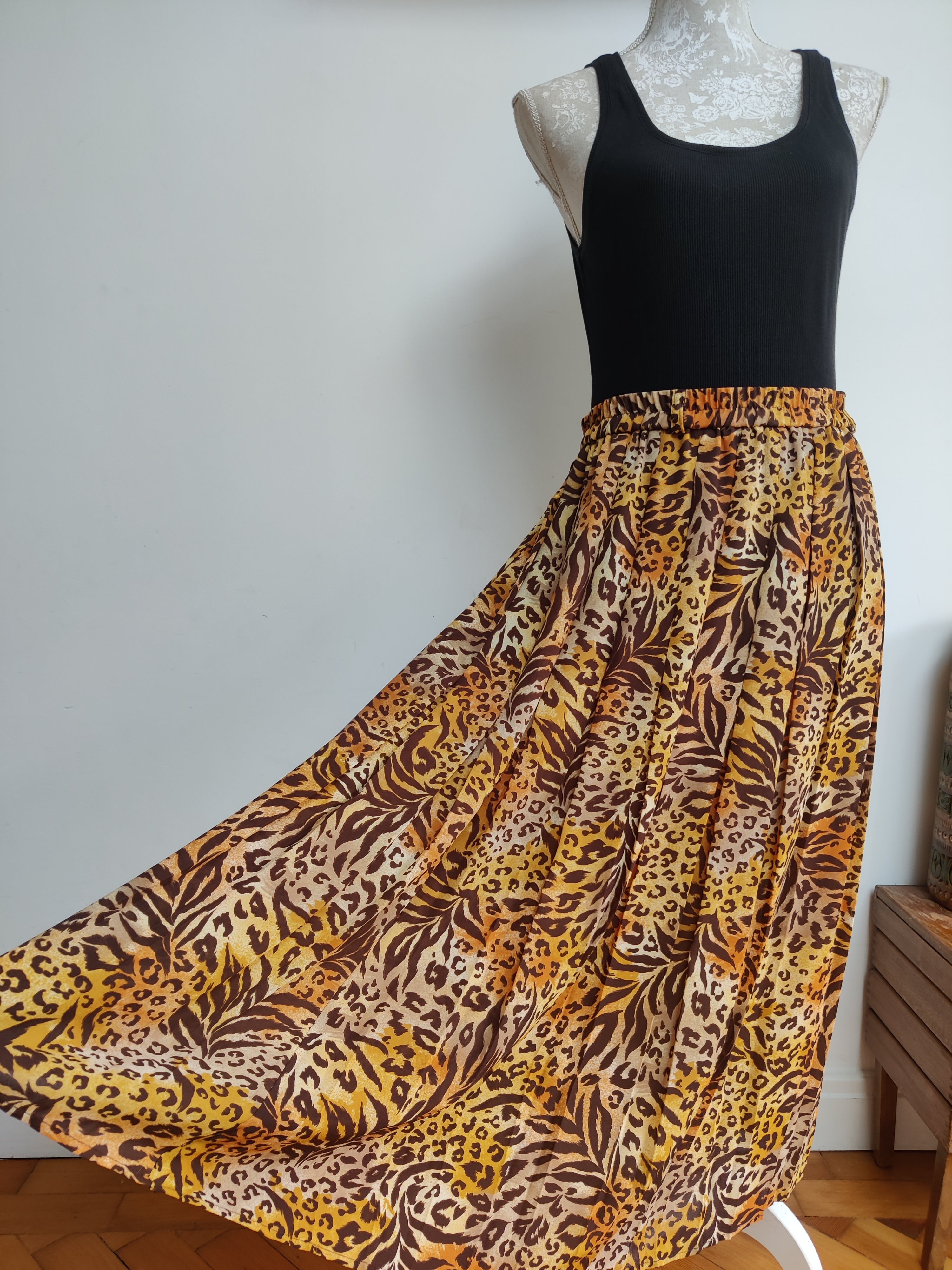 Vintage pleated leopard tiger midi skirt. Size 16