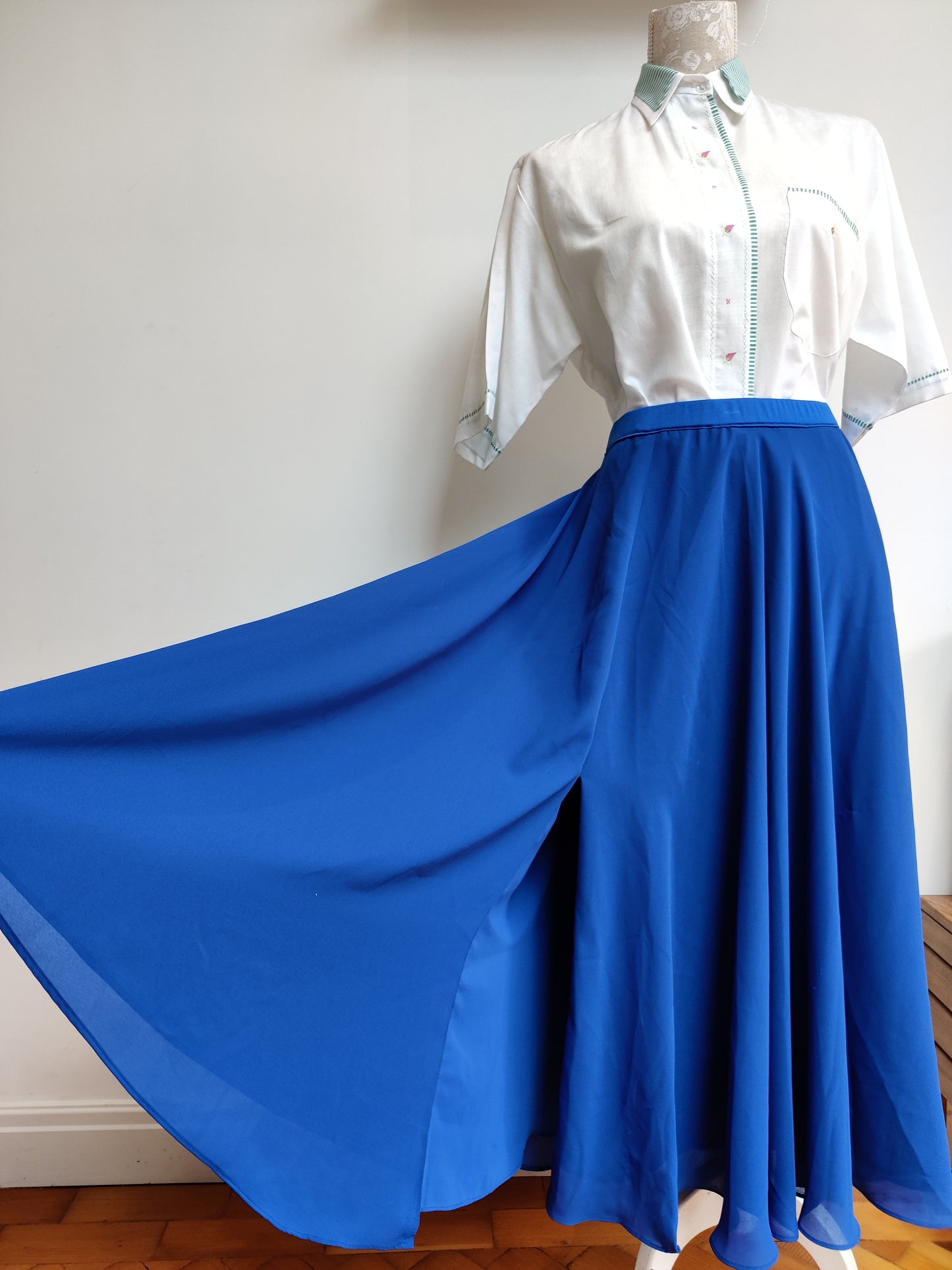 Blue full skirt size 14-18