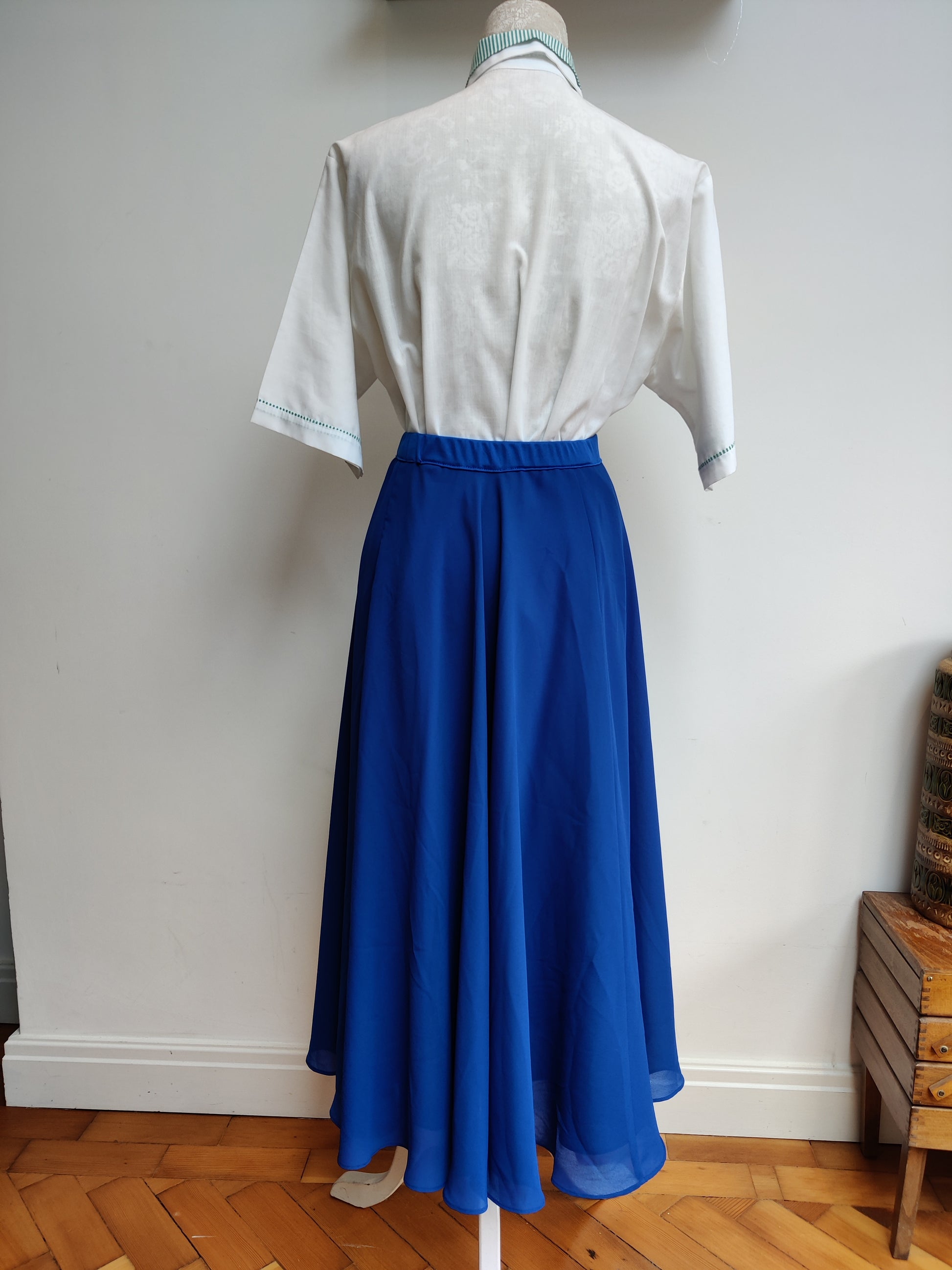 Blue lightweight cintage full skirt.
