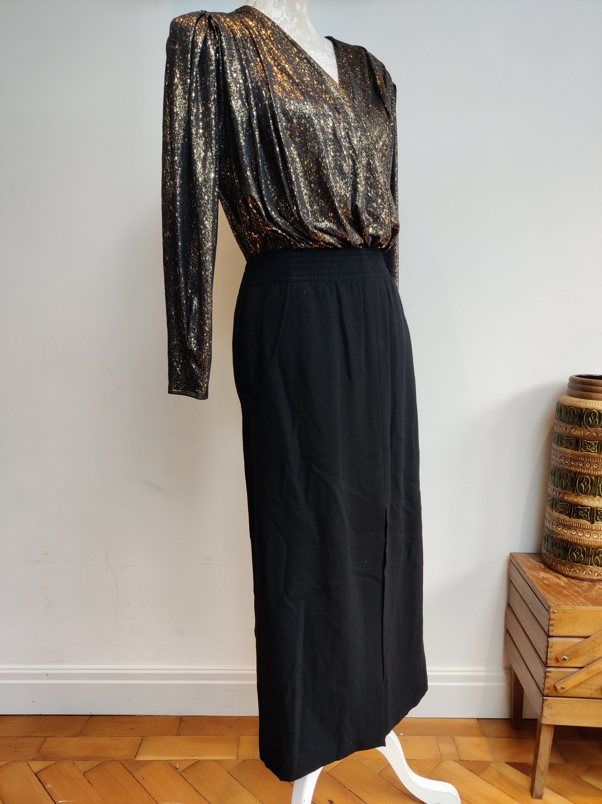 Vintage maxi skirt in black. 