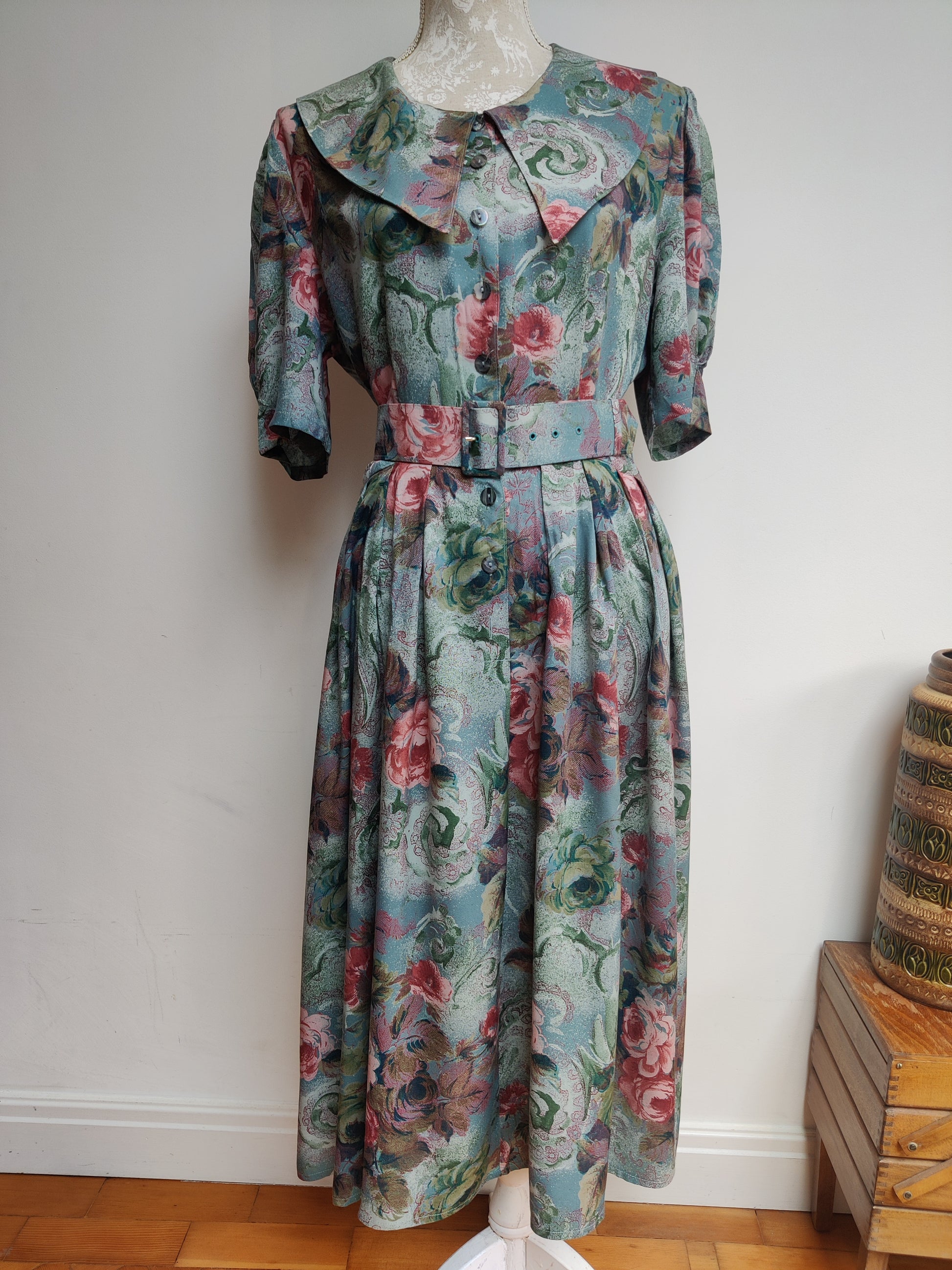 Vintage tea dress with original belt.
