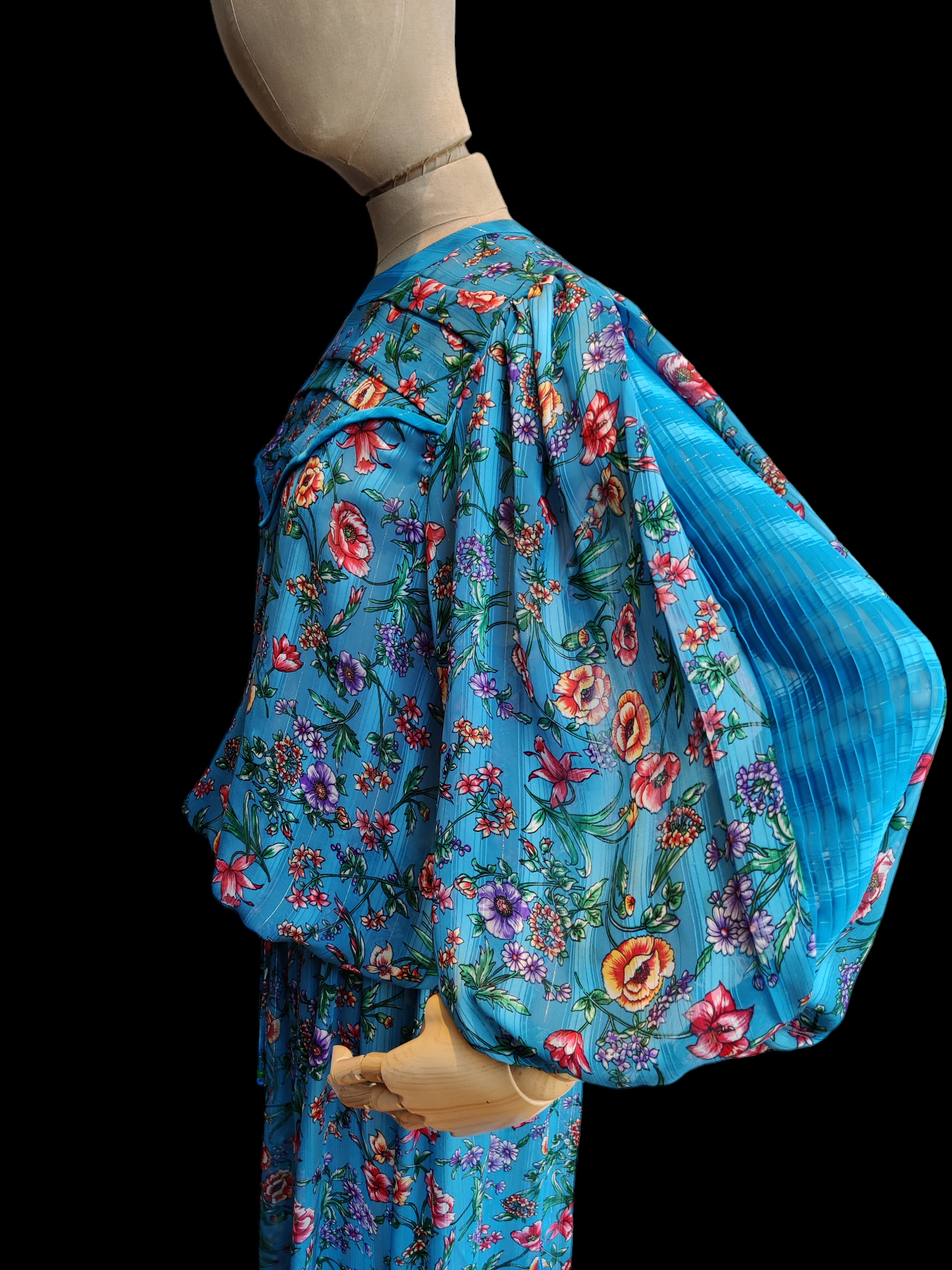 Incredible vintage statement sleeves!