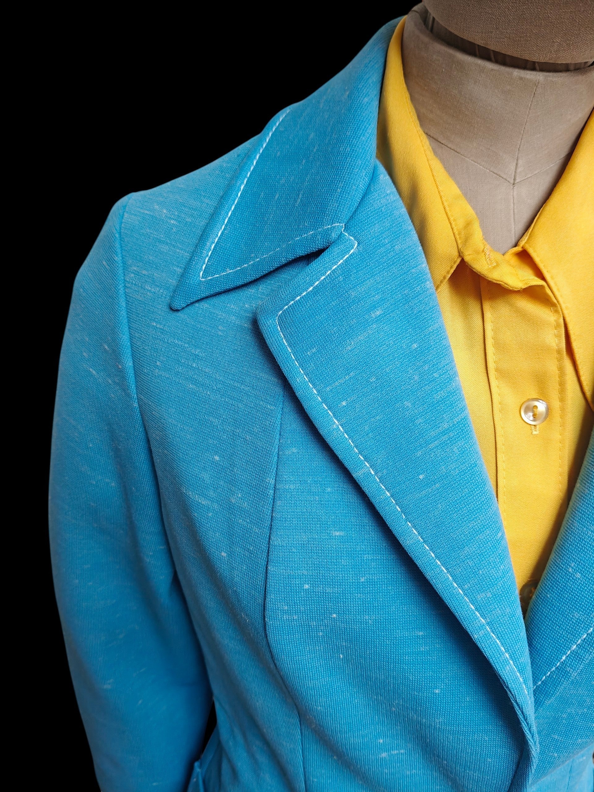 Ladies 1970s blue jacket with statement collar