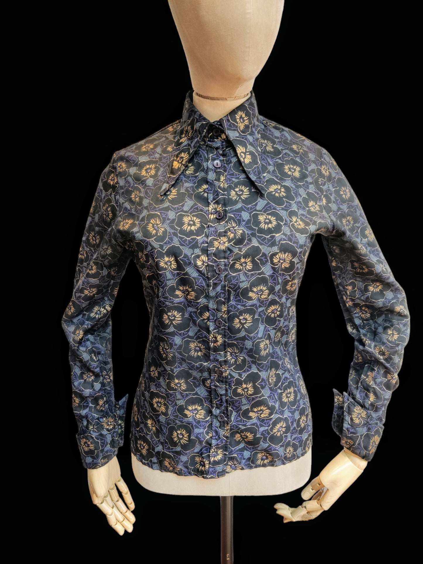 Small vintage blouse with amazing 70s print and collar.