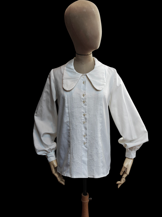 Stunning white vintage blouse with statement collar
