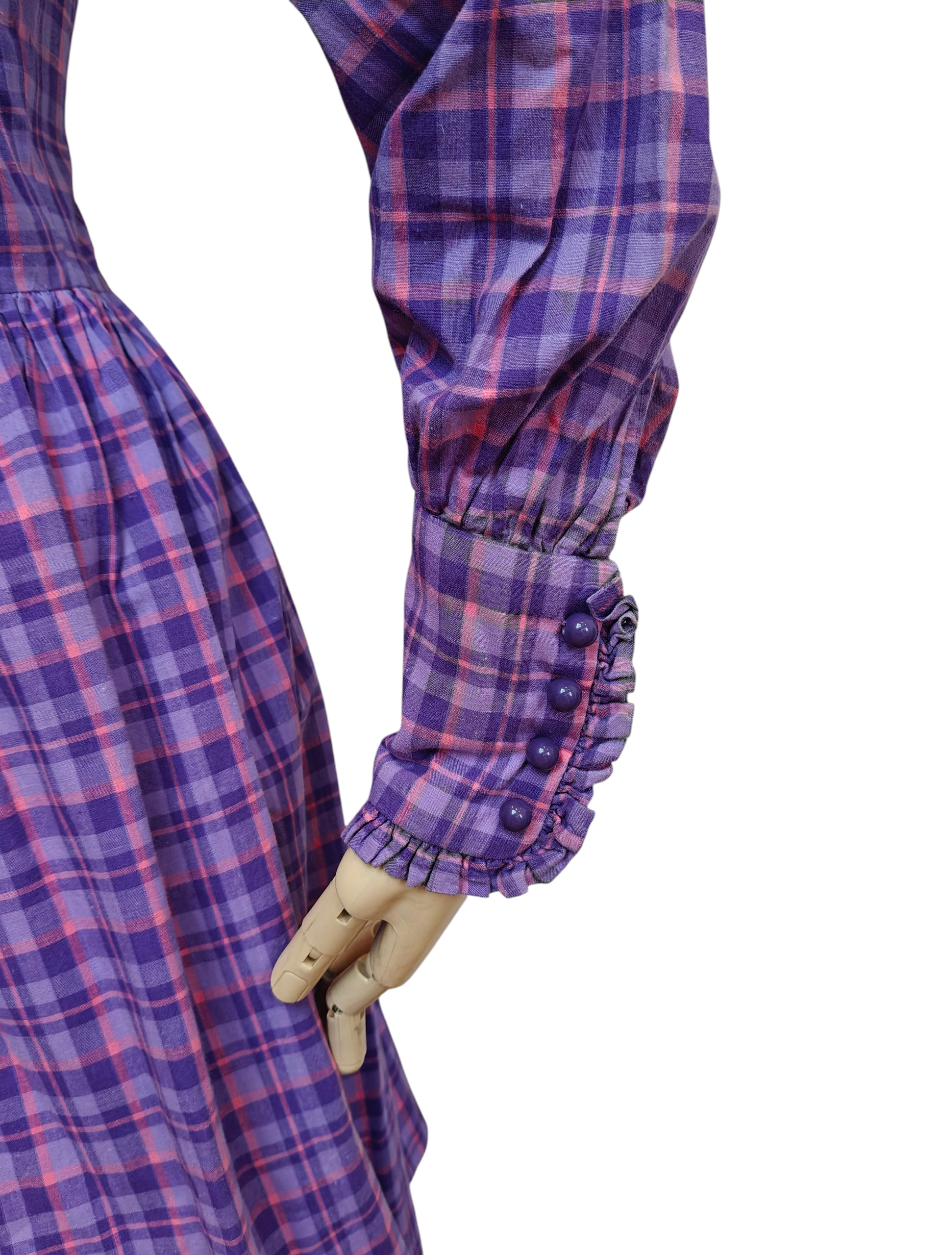 Vintage cuffs with frill detail