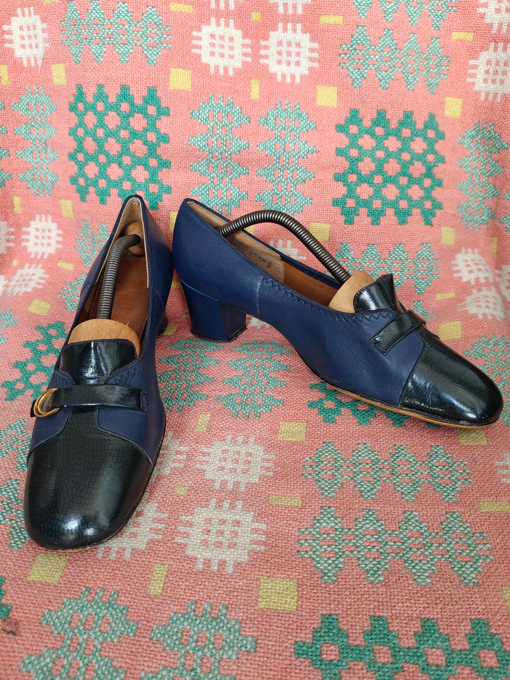 ladies 60's heeled court shoes