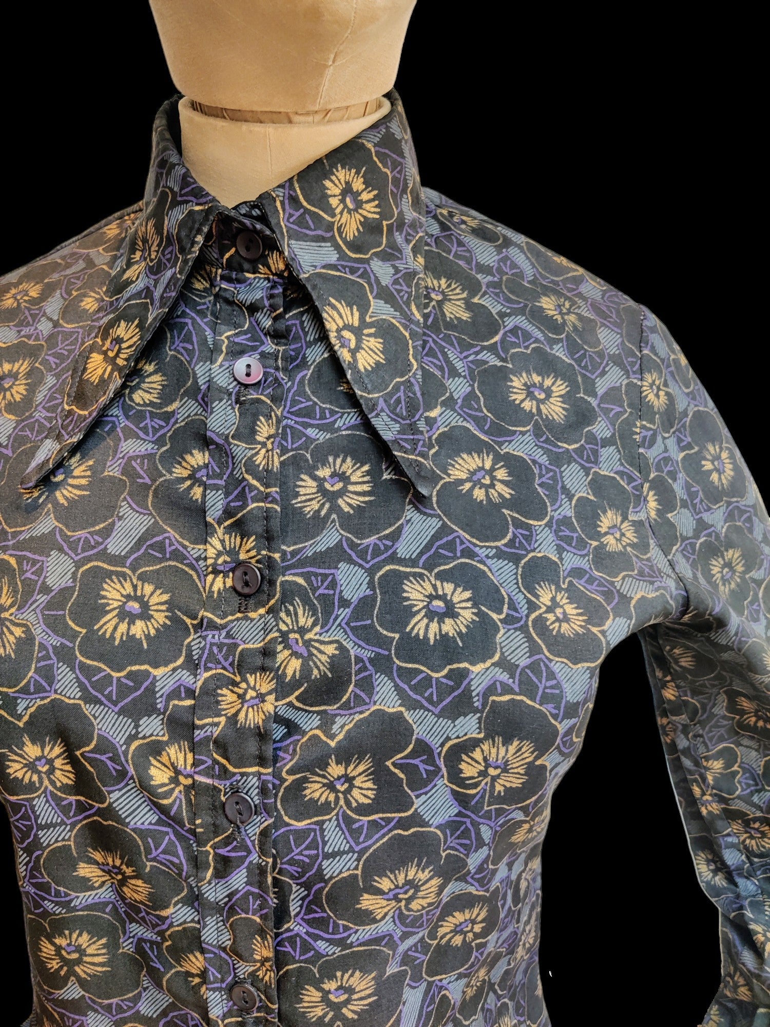 Amazing Seventies shirt with retro floral print. 