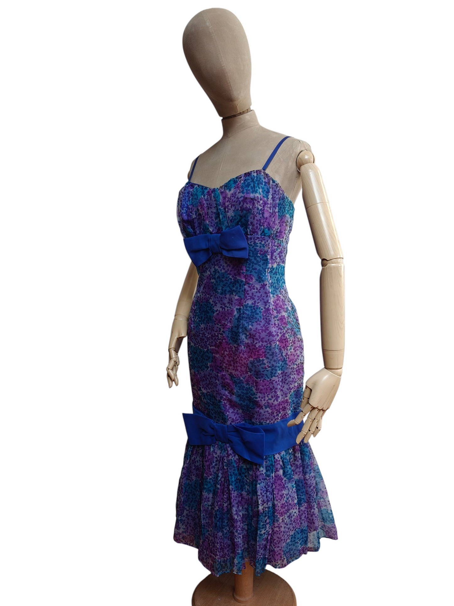 Stunning 1950's lilac bombshell dress. size 14.