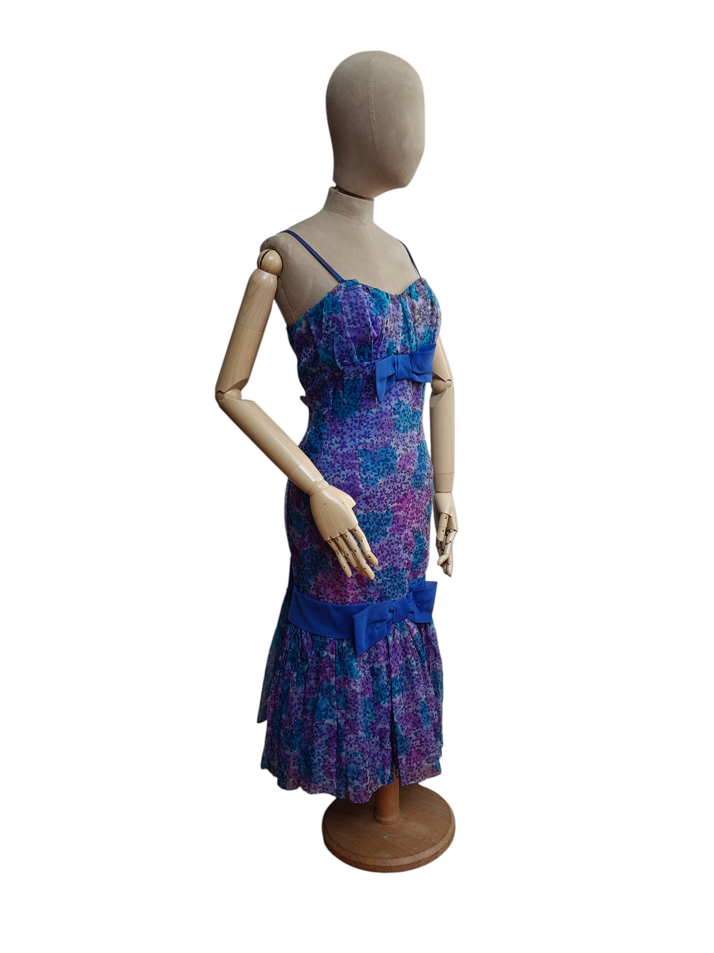 Stunning 1950's lilac bombshell dress. size 14.