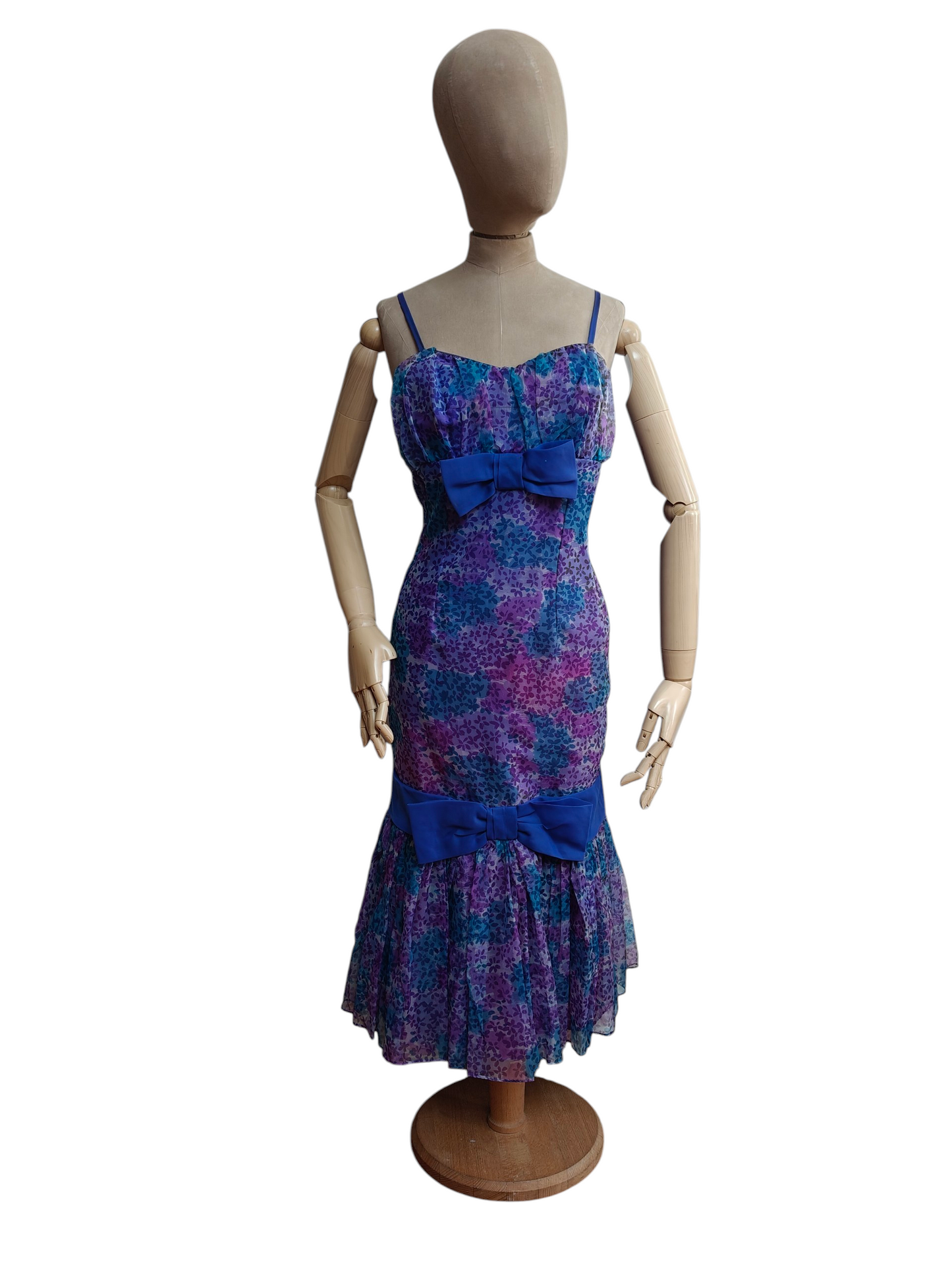 Stunning 1950's lilac bombshell dress. size 14.