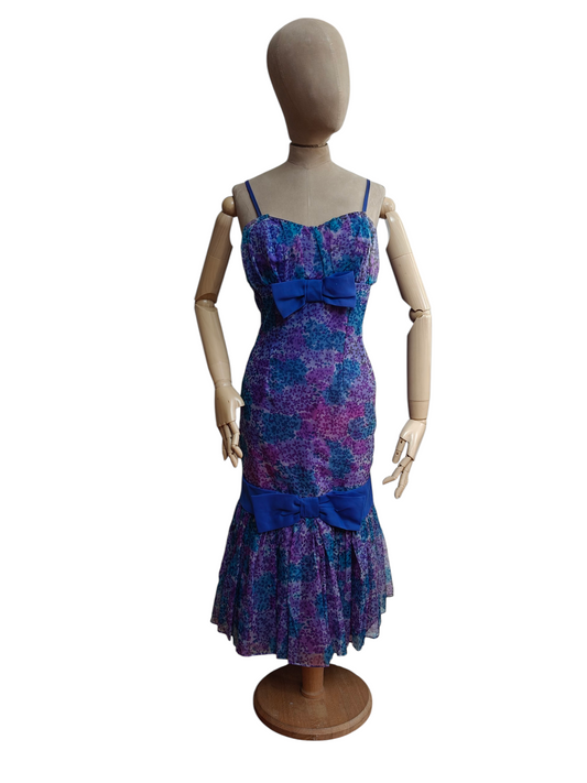 Stunning 1950's lilac bombshell dress. size 14.