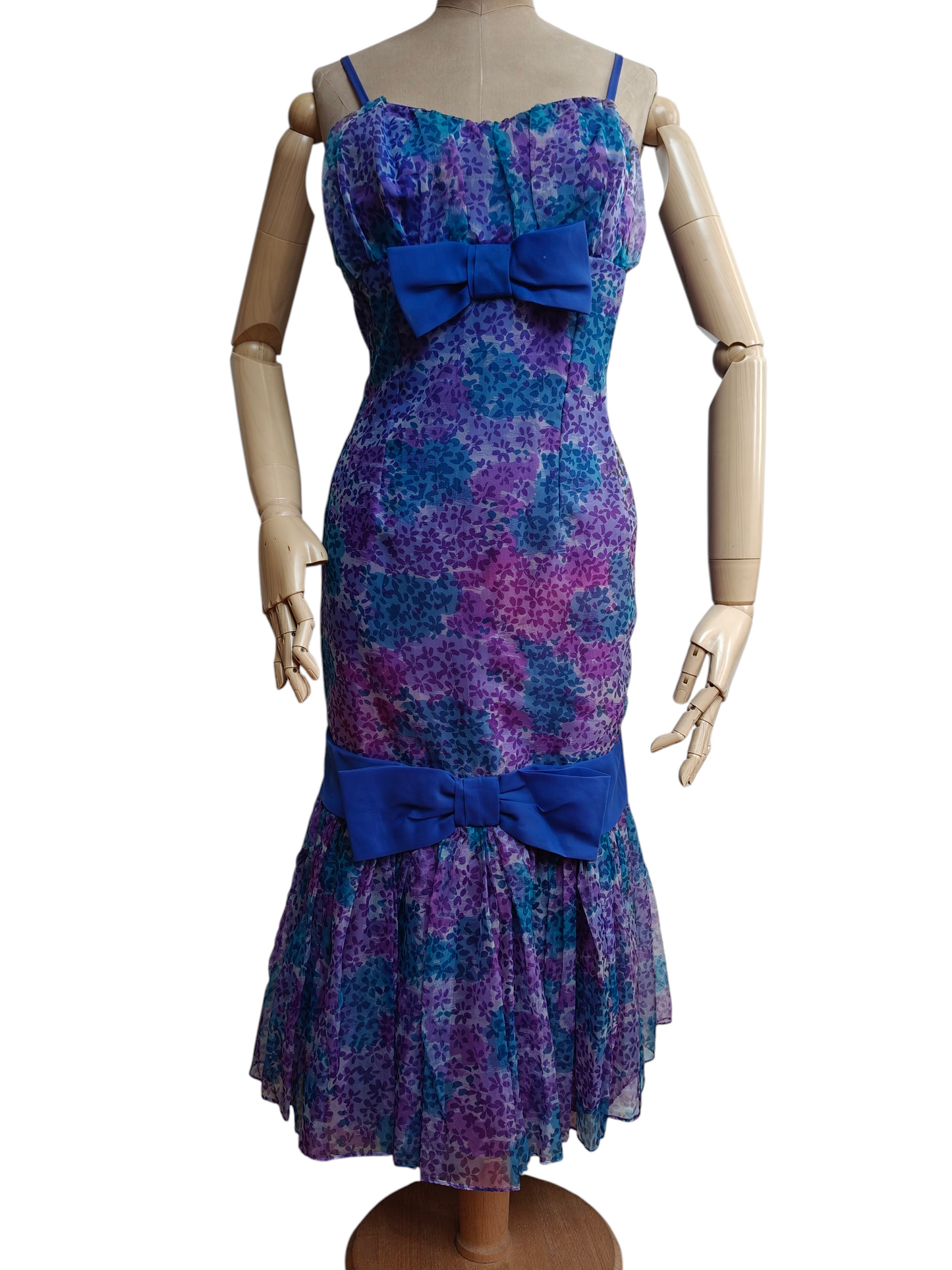 Stunning 1950's lilac bombshell dress. size 14.