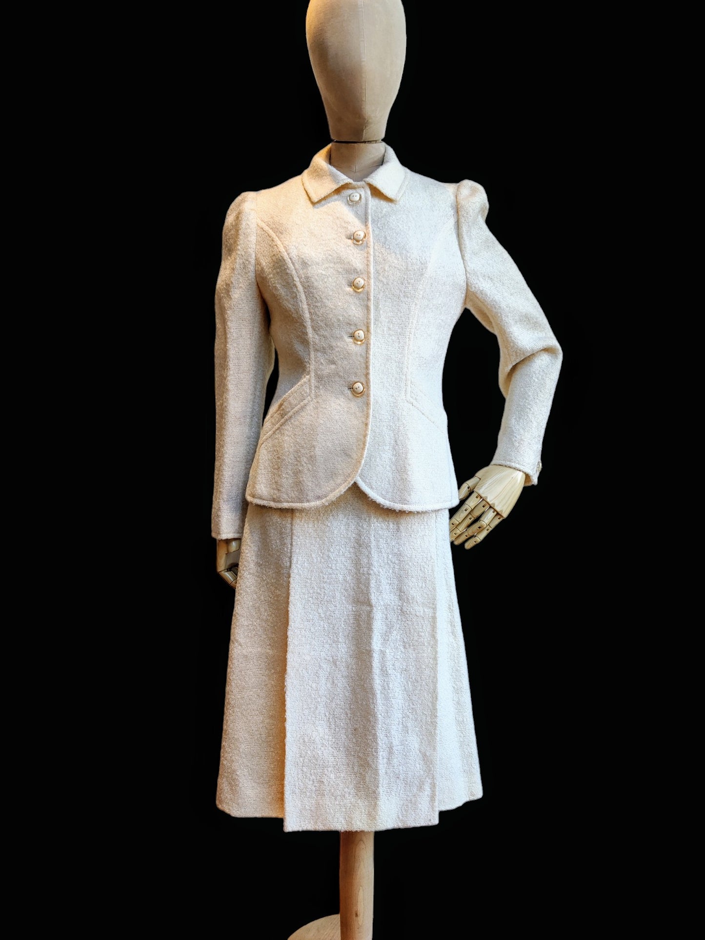 Beautiful 2 piece vintage suit in cream 