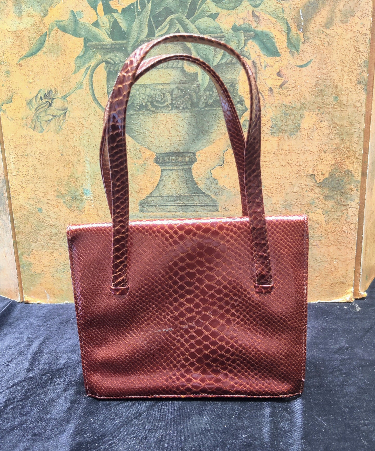 Beautiful brown vintage leather croc mod handbag.