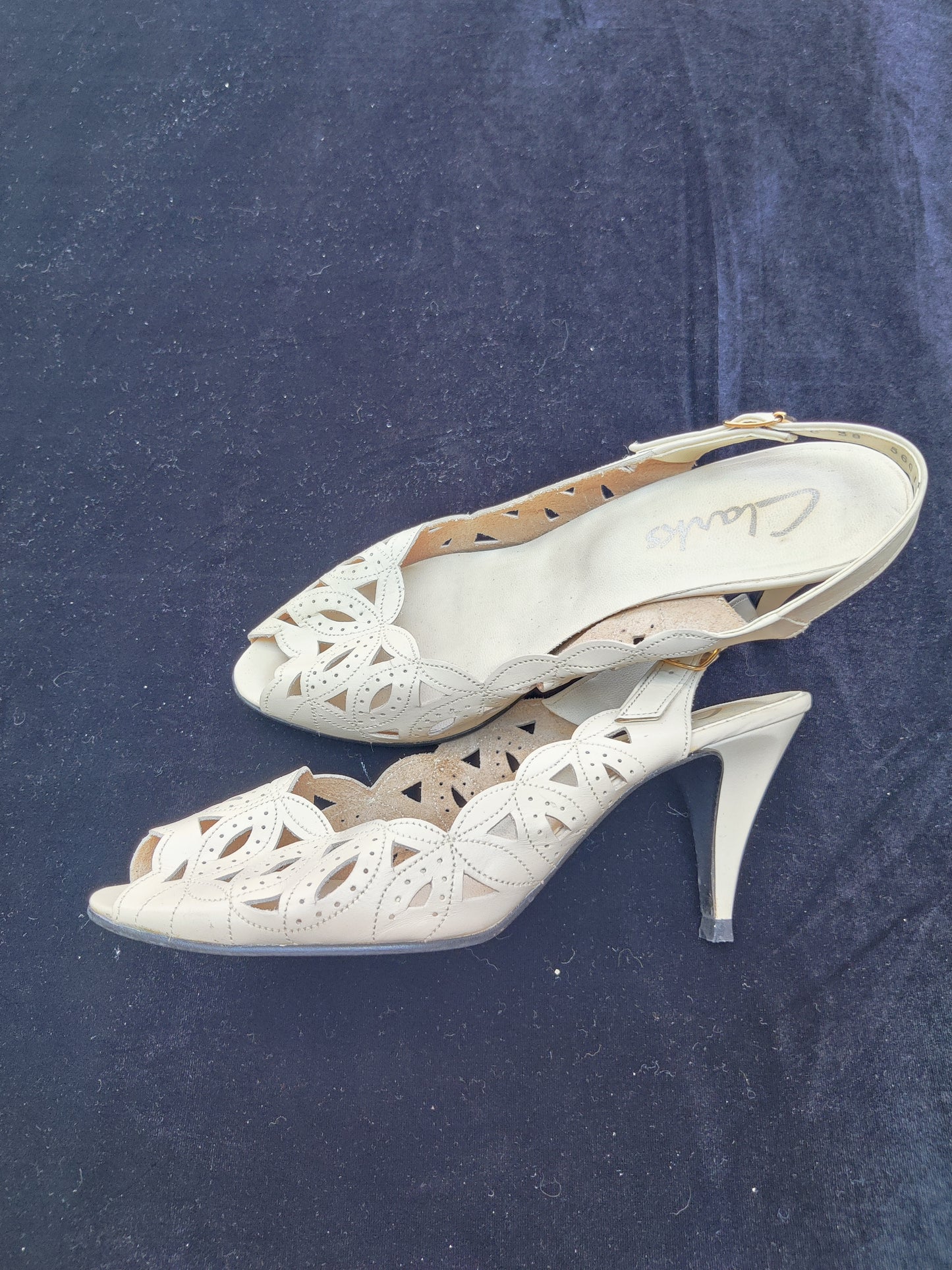 Fantastic 80s Clarks cream heeled slingback shoes. Size 4.5