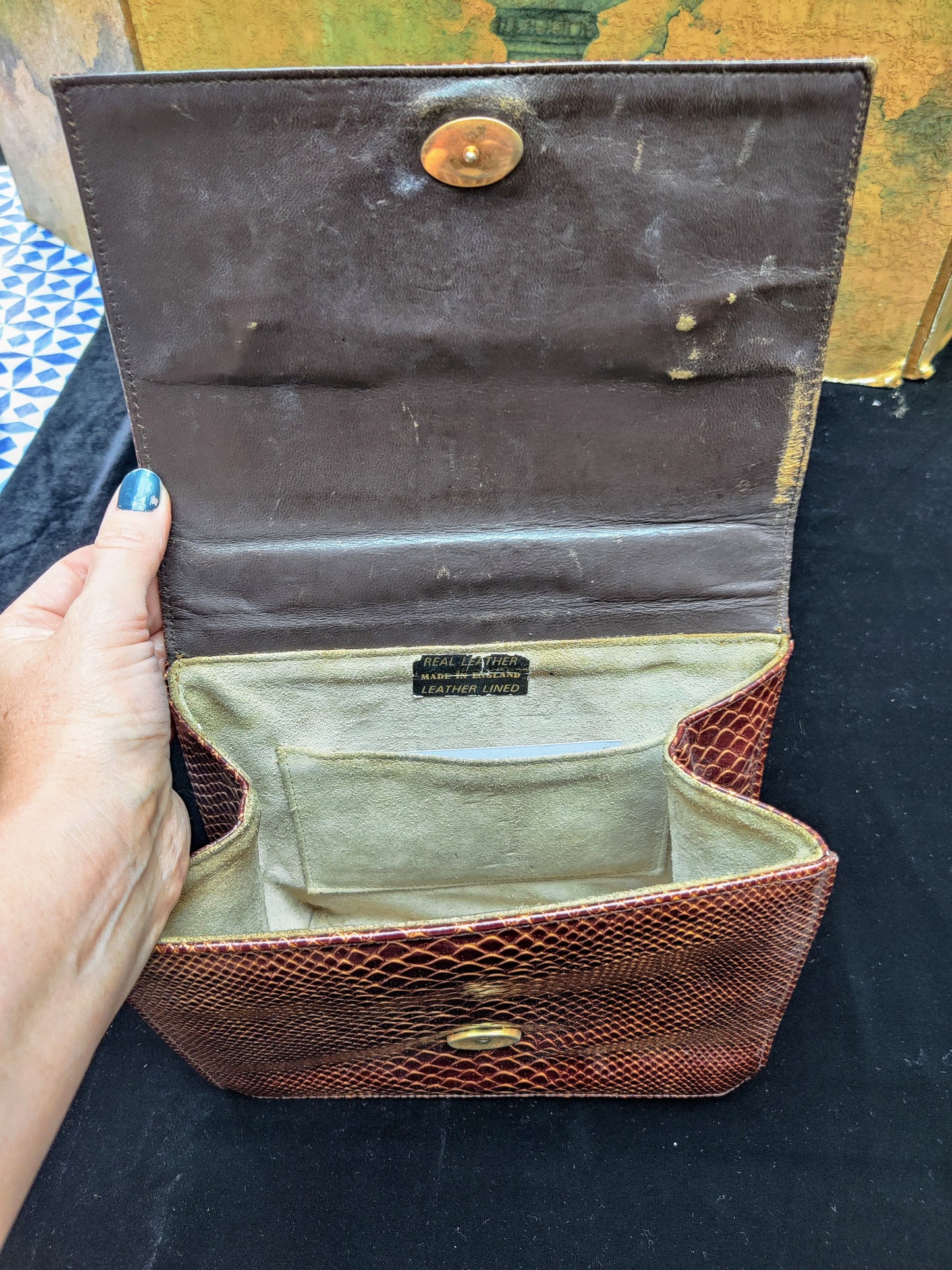 Beautiful brown vintage leather croc mod handbag.