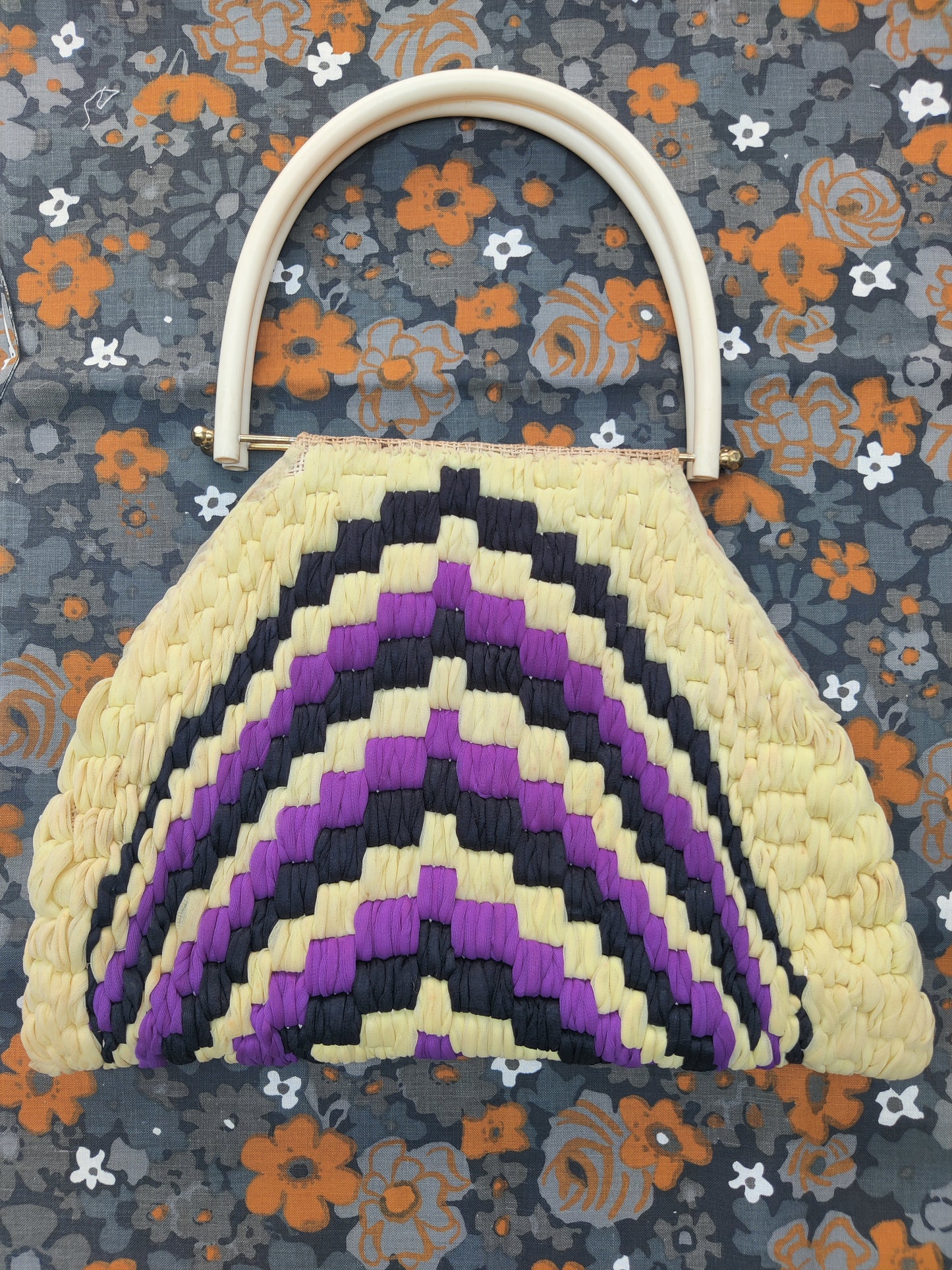 Pretty vintage bag with insane woven pattern