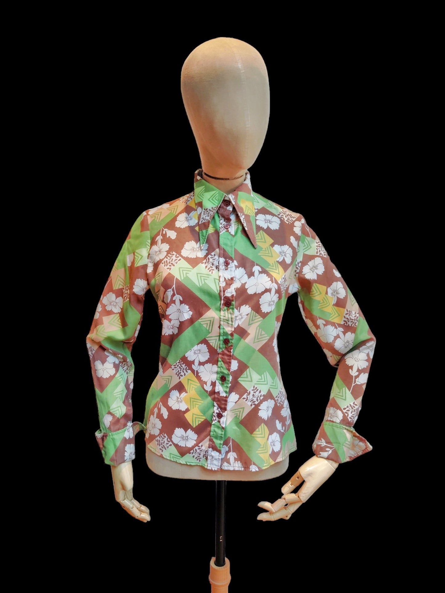 Incredible 70s print shirt with dagger collar