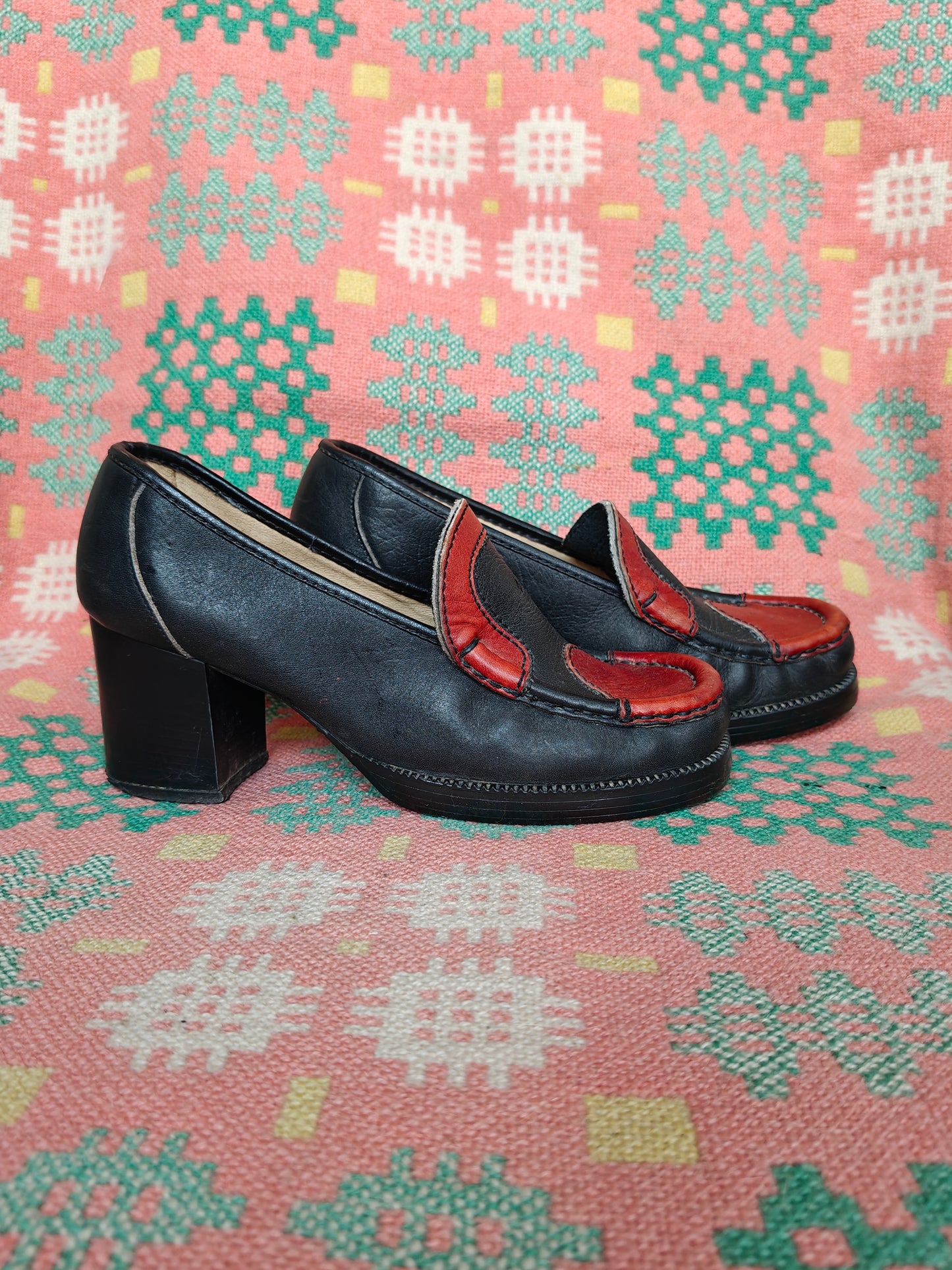 vintage heeled loafers in bkack and orange