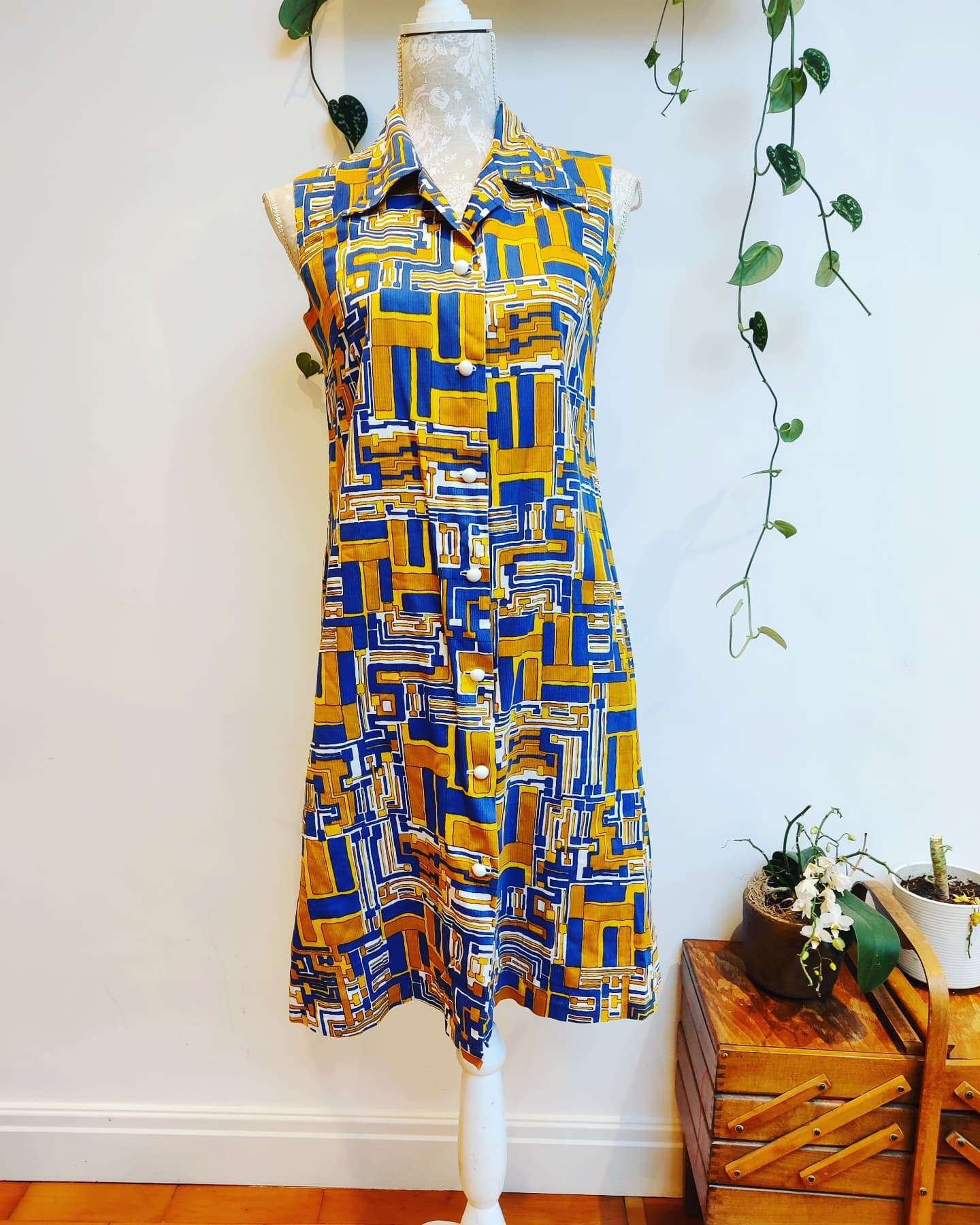 Vintage blue and mustard yellow geometric print dress. size 12.