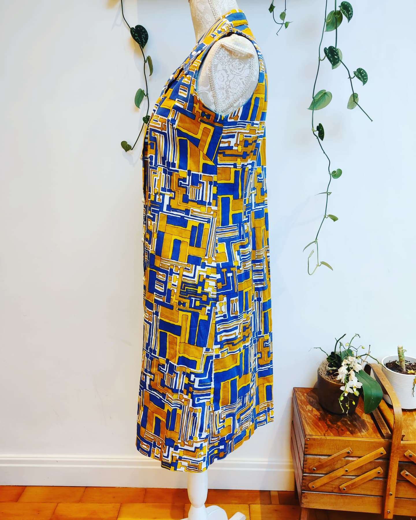 Vintage blue and mustard yellow geometric print dress. size 12.