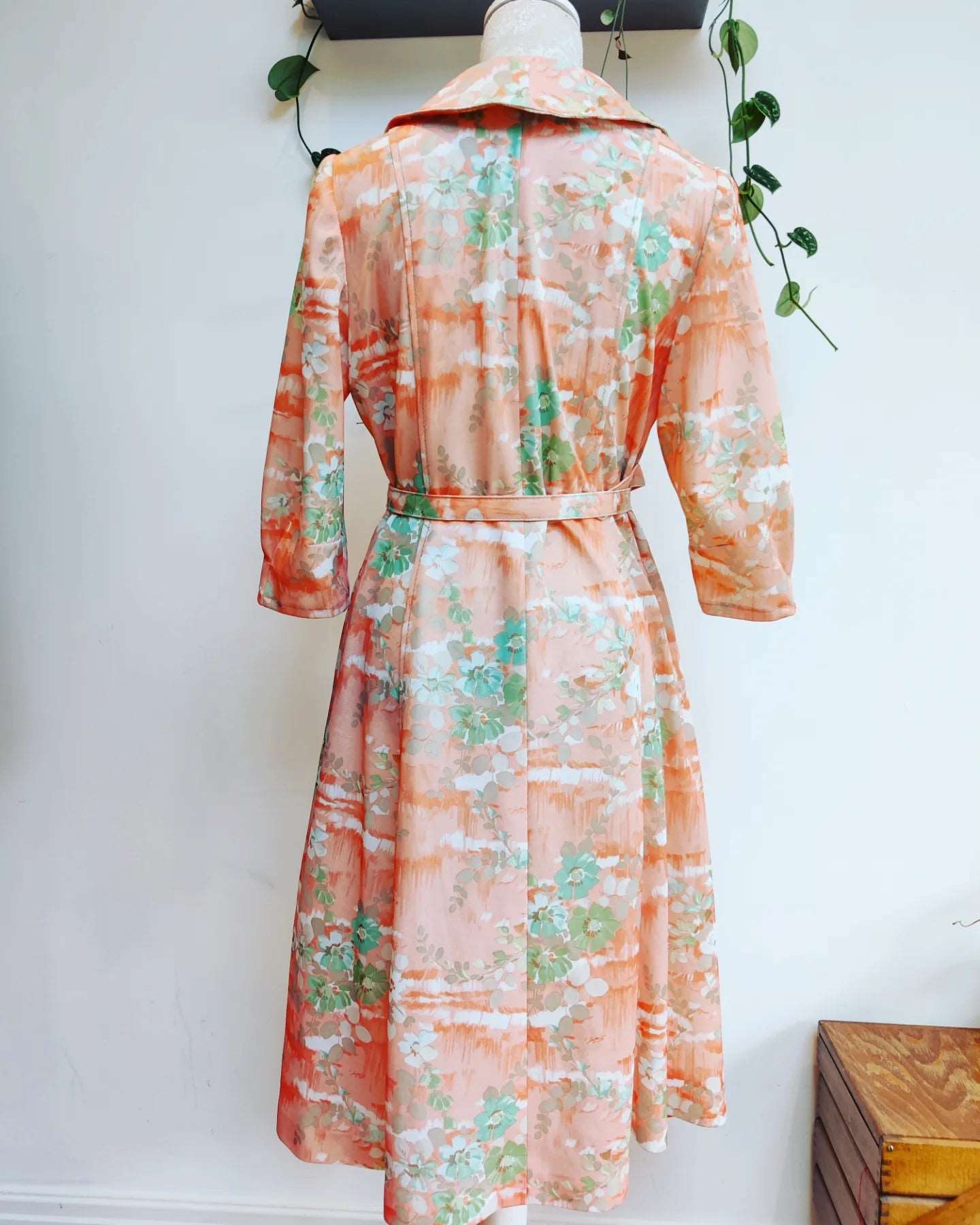 1970s pastel colour floral day dress. Size 14-16