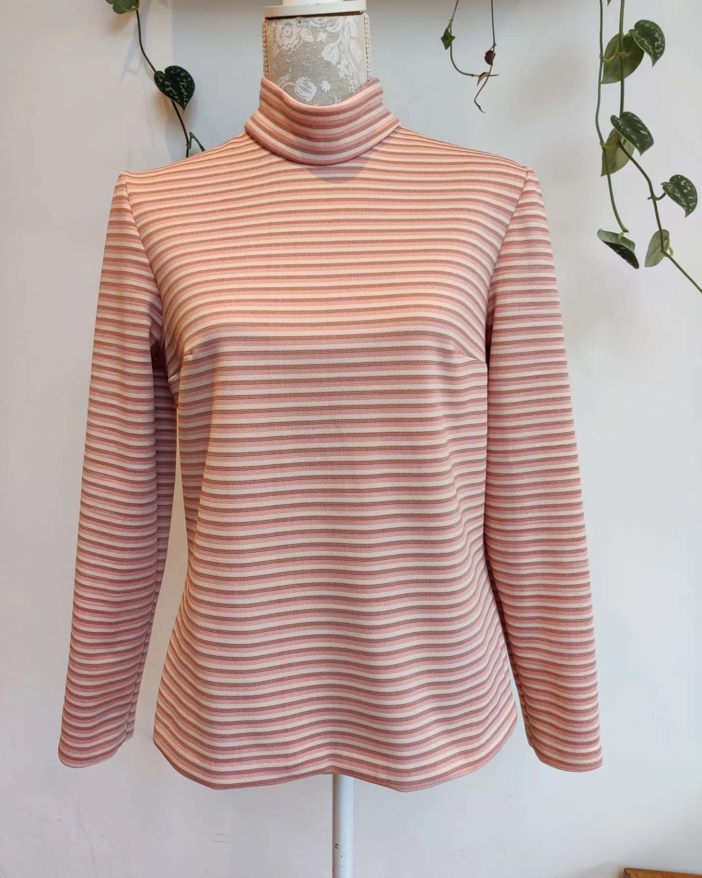 Amazing 1960s dusky pink stripe mod top and waistcoat co-ord. Size 12-14.