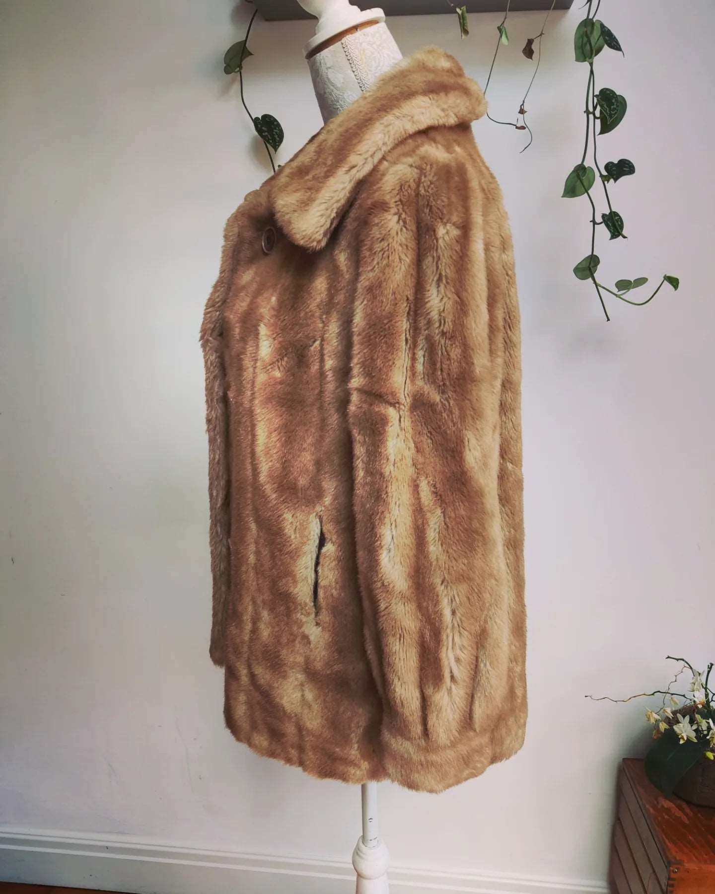 Vintage faux fur in light tan colour. size 10-12.