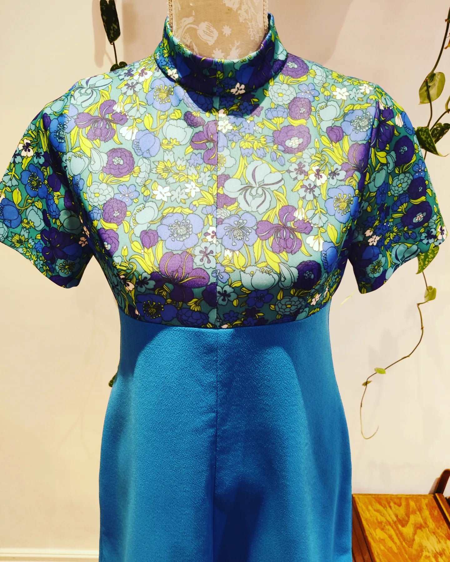 Stunning 60s blue floral mod mini dress. Size 10.