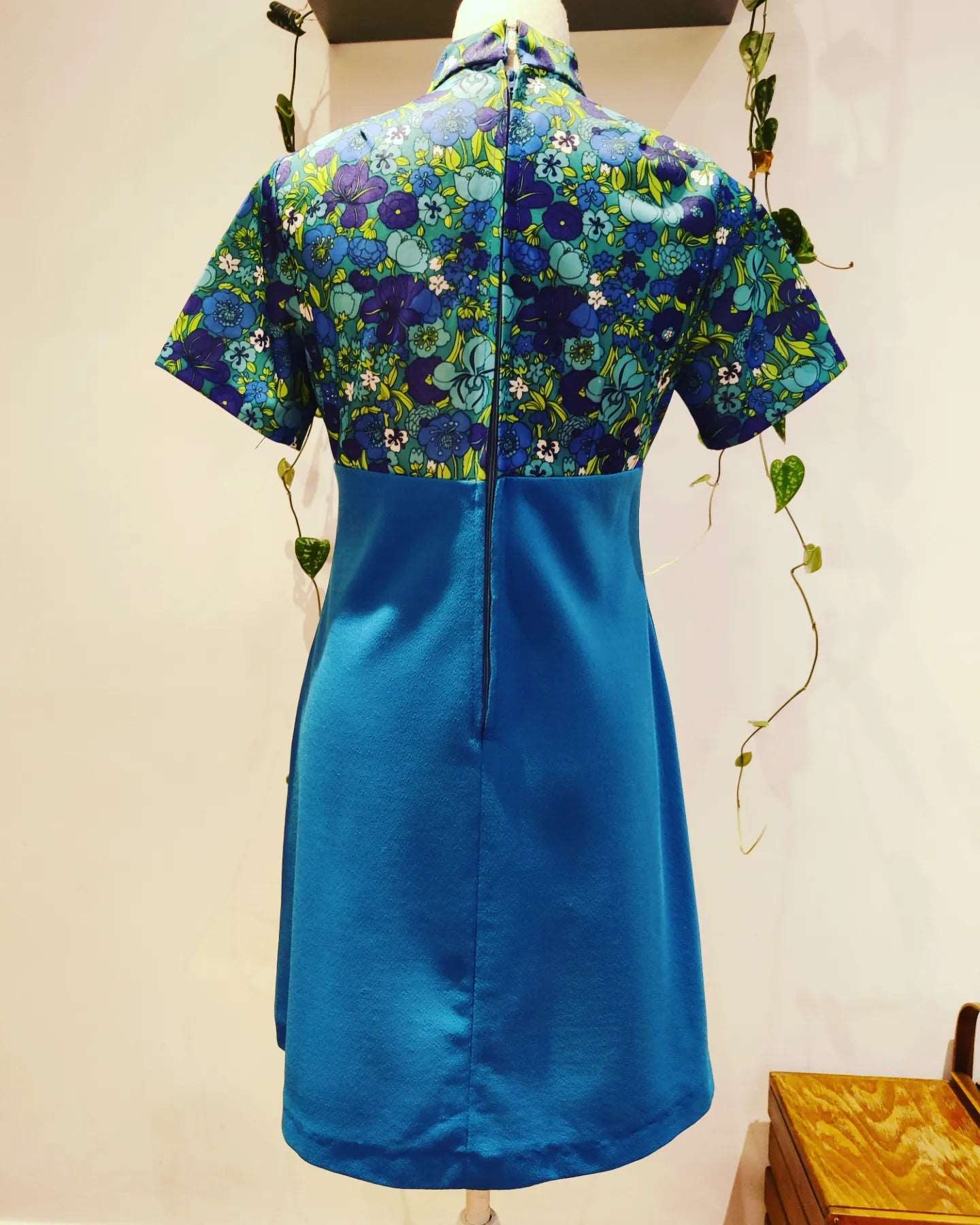 Stunning 60s blue floral mod mini dress. Size 10.