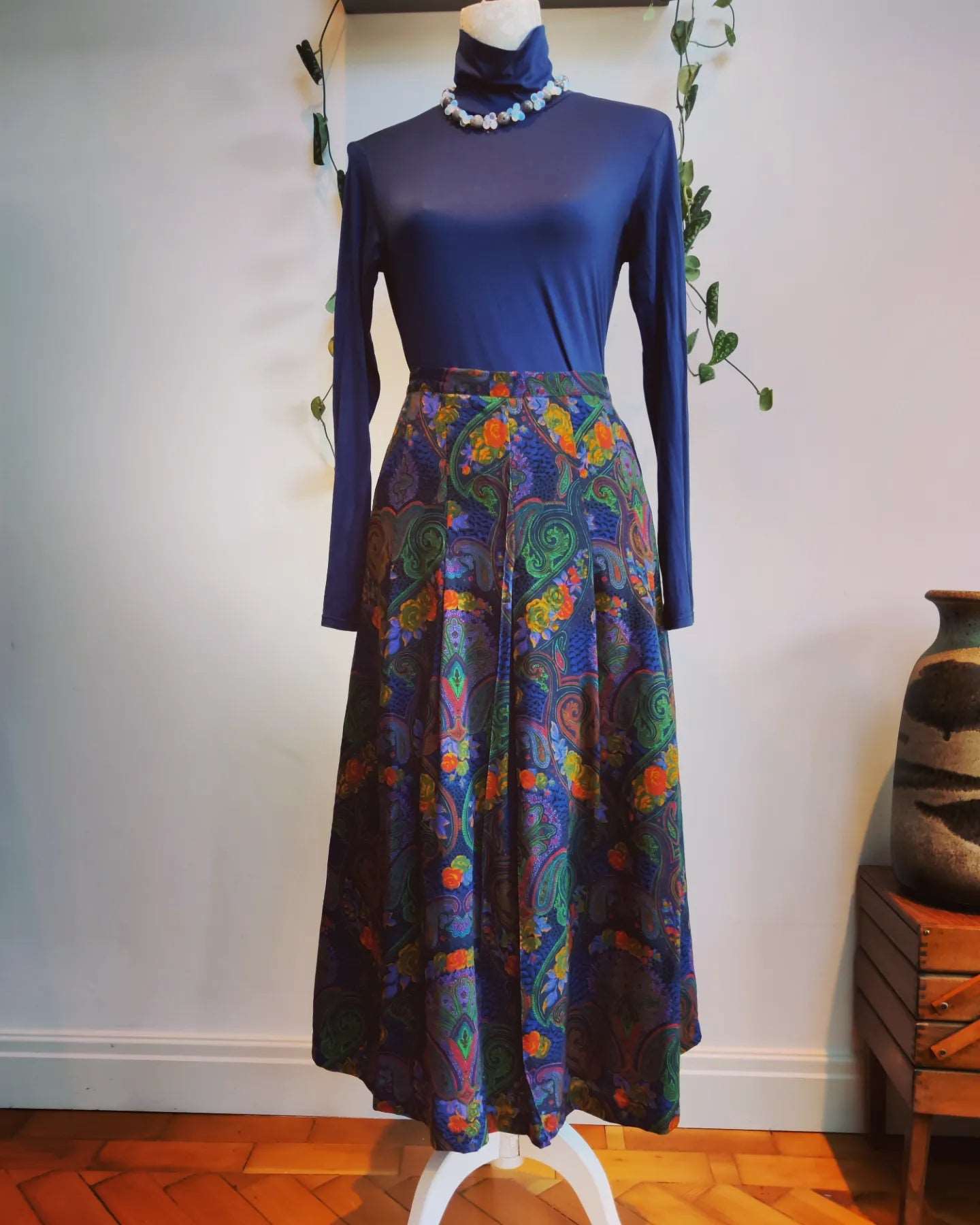 Vintage plus size paisley midi skirt. Size 16-18.