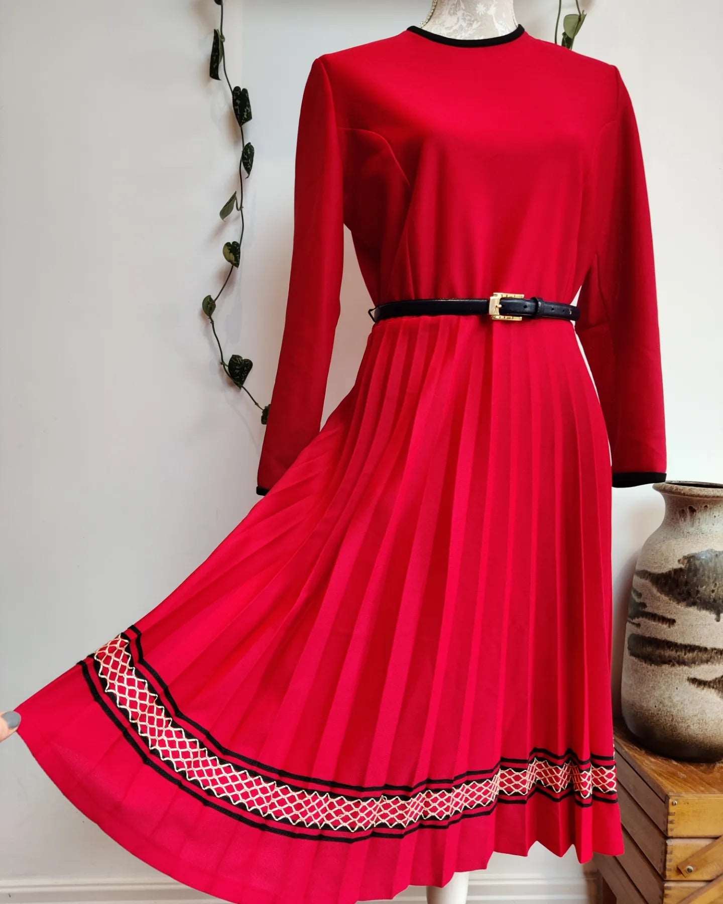 Vintage red pleated midi dress. Size 12-14.