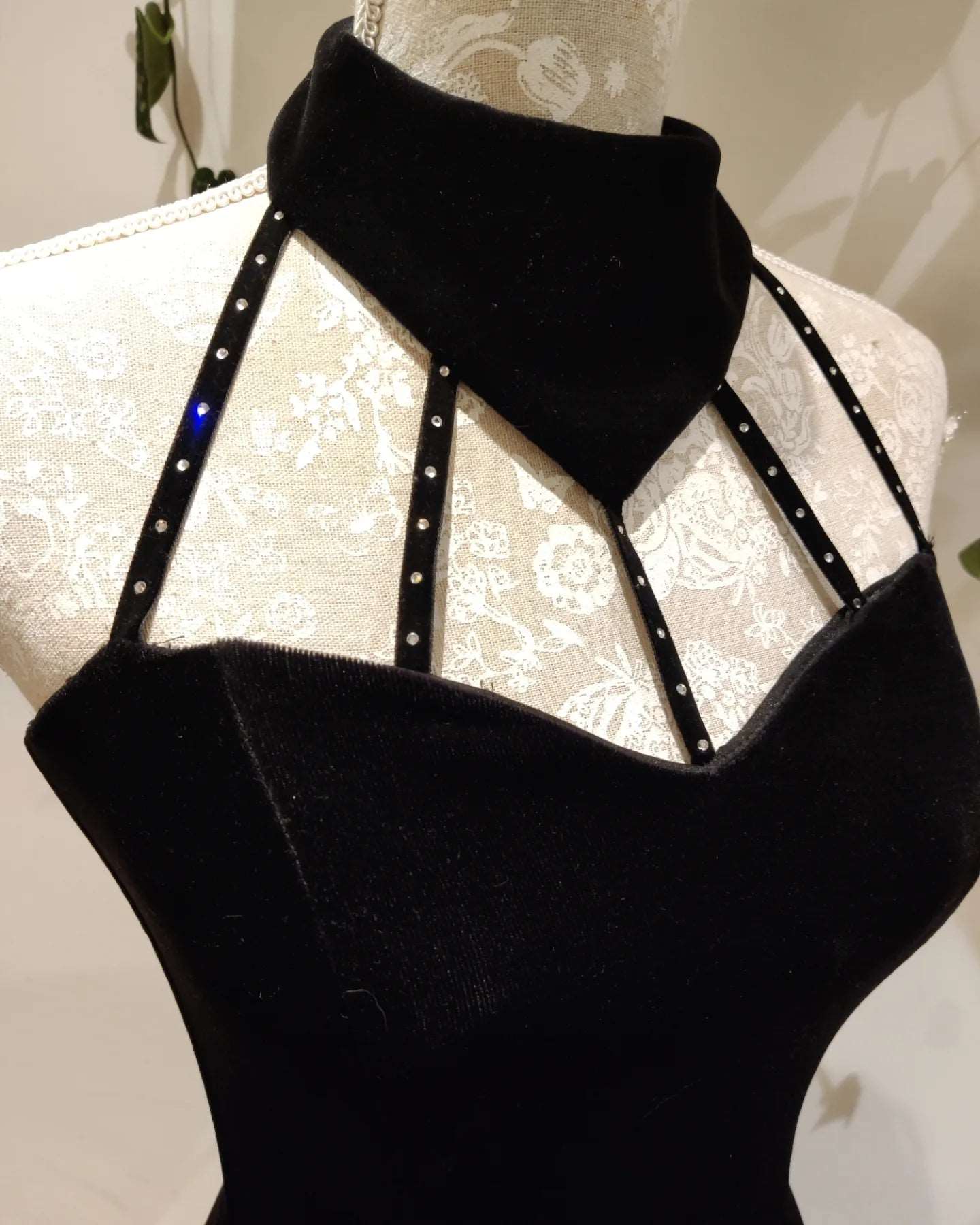 stunning collar design with diamonte detail. 