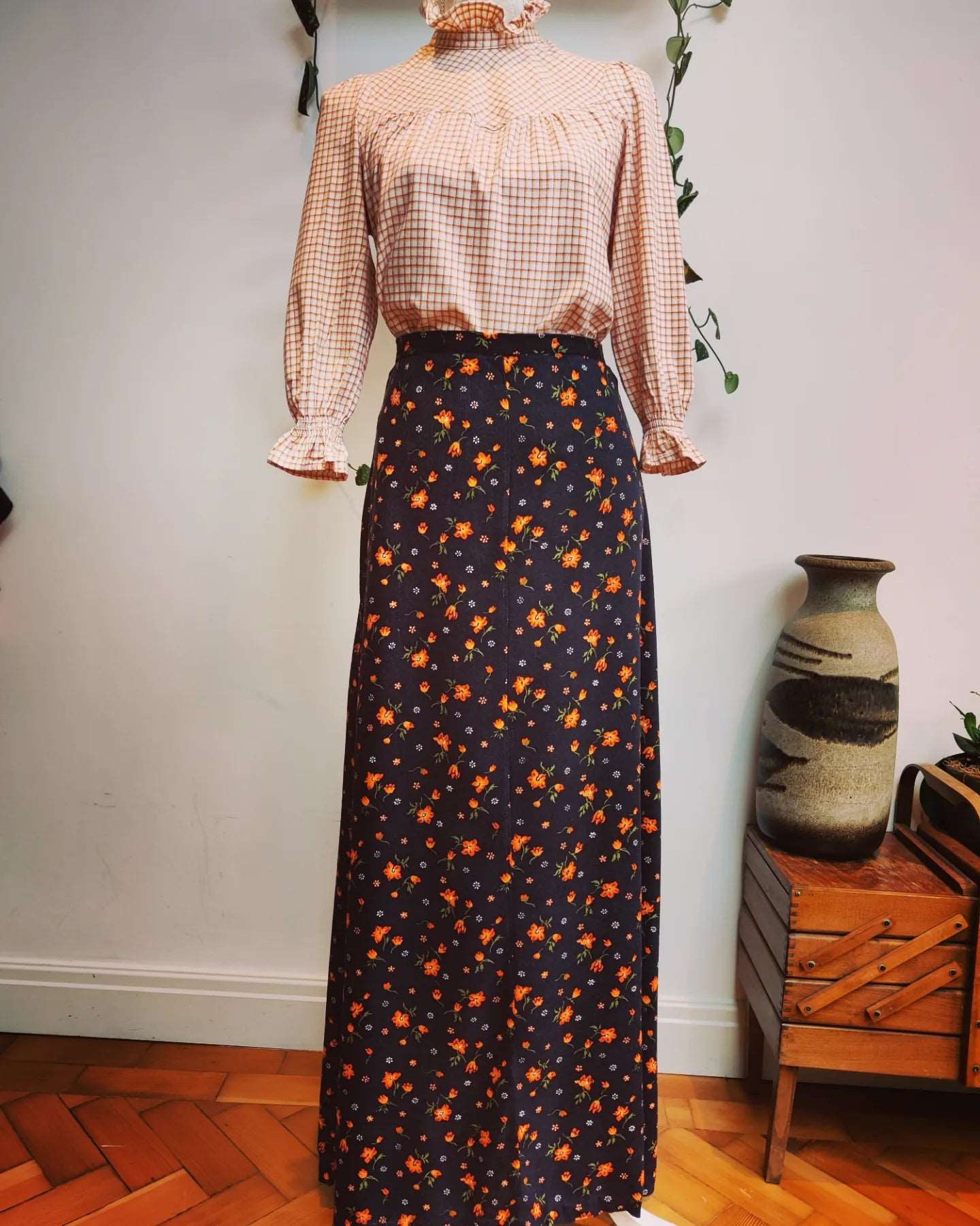 Stunning floral 70s maxi skirt. Size 6-8.