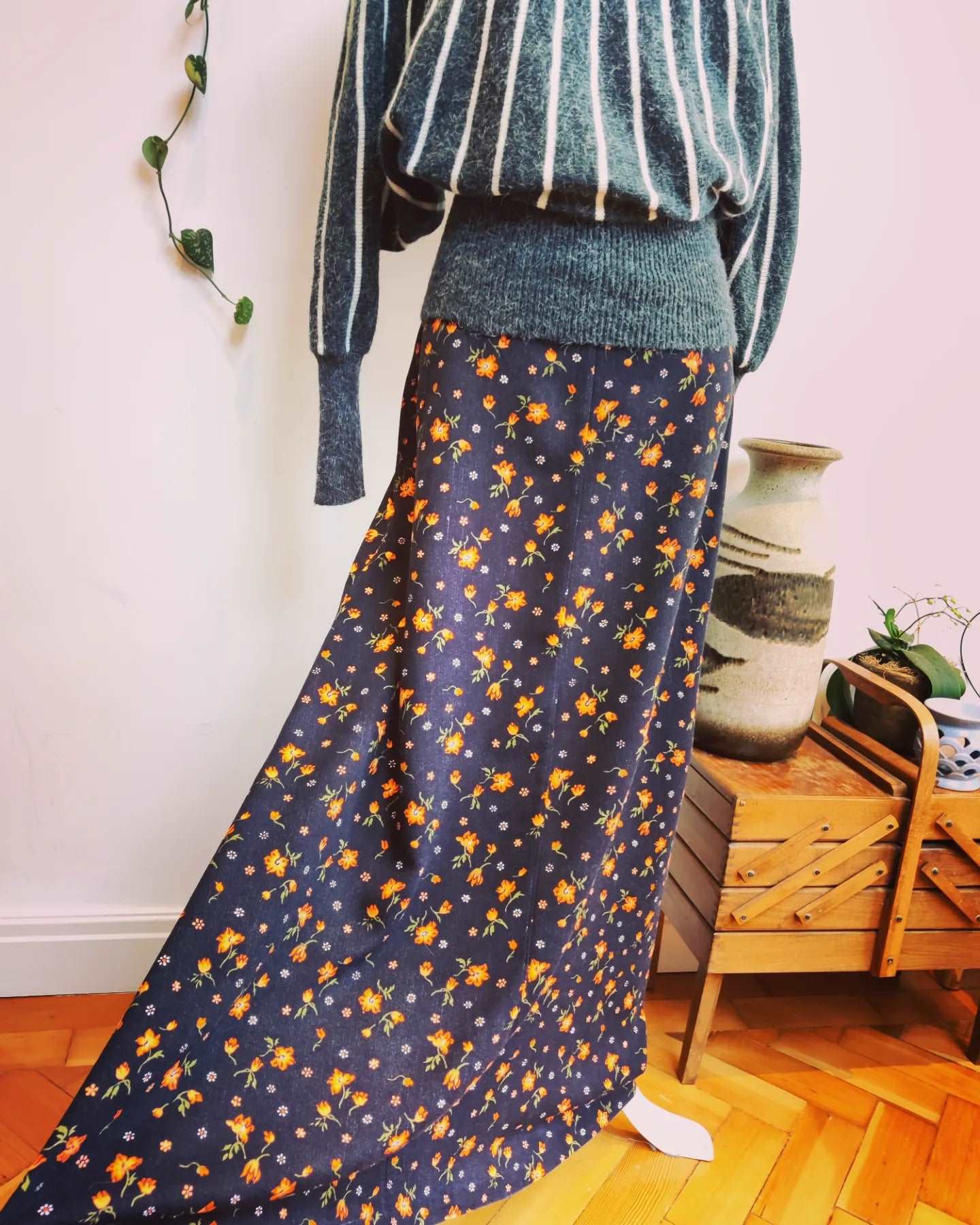 Stunning floral 70s maxi skirt. Size 6-8.