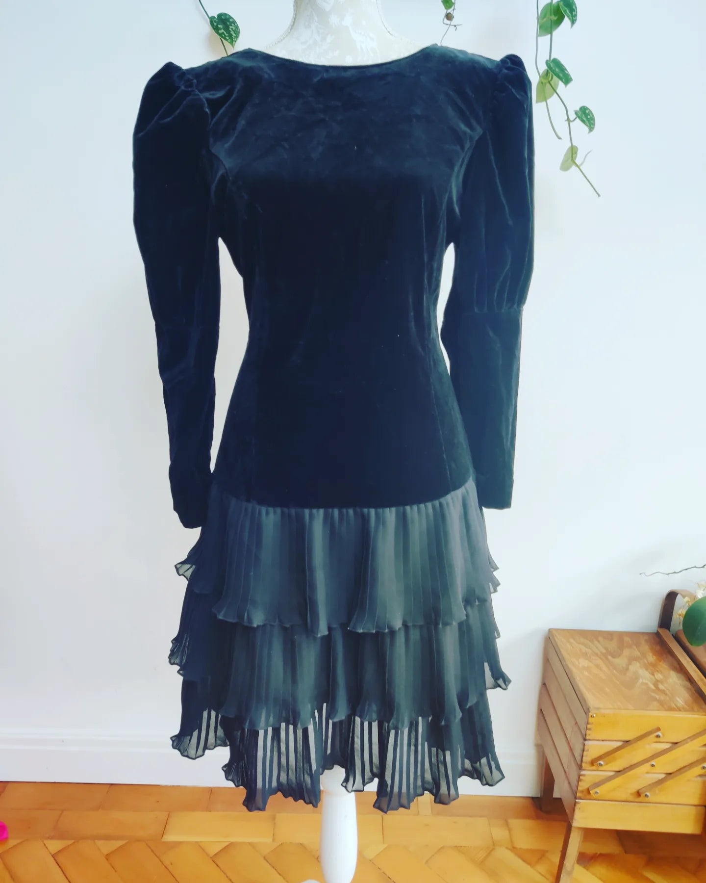 Black velvet 1980s evening dress. Size 10.