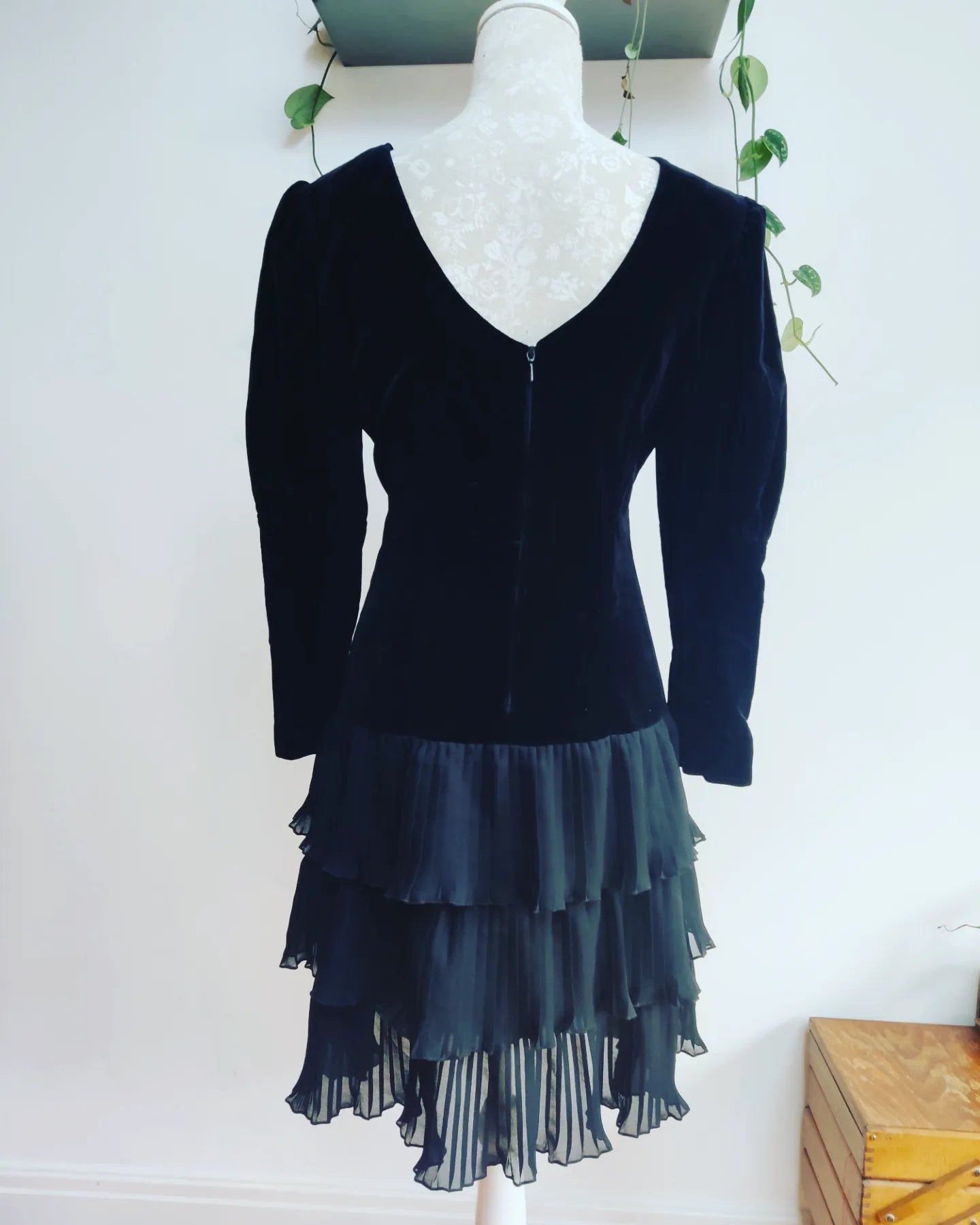 Black velvet 1980s evening dress. Size 10.