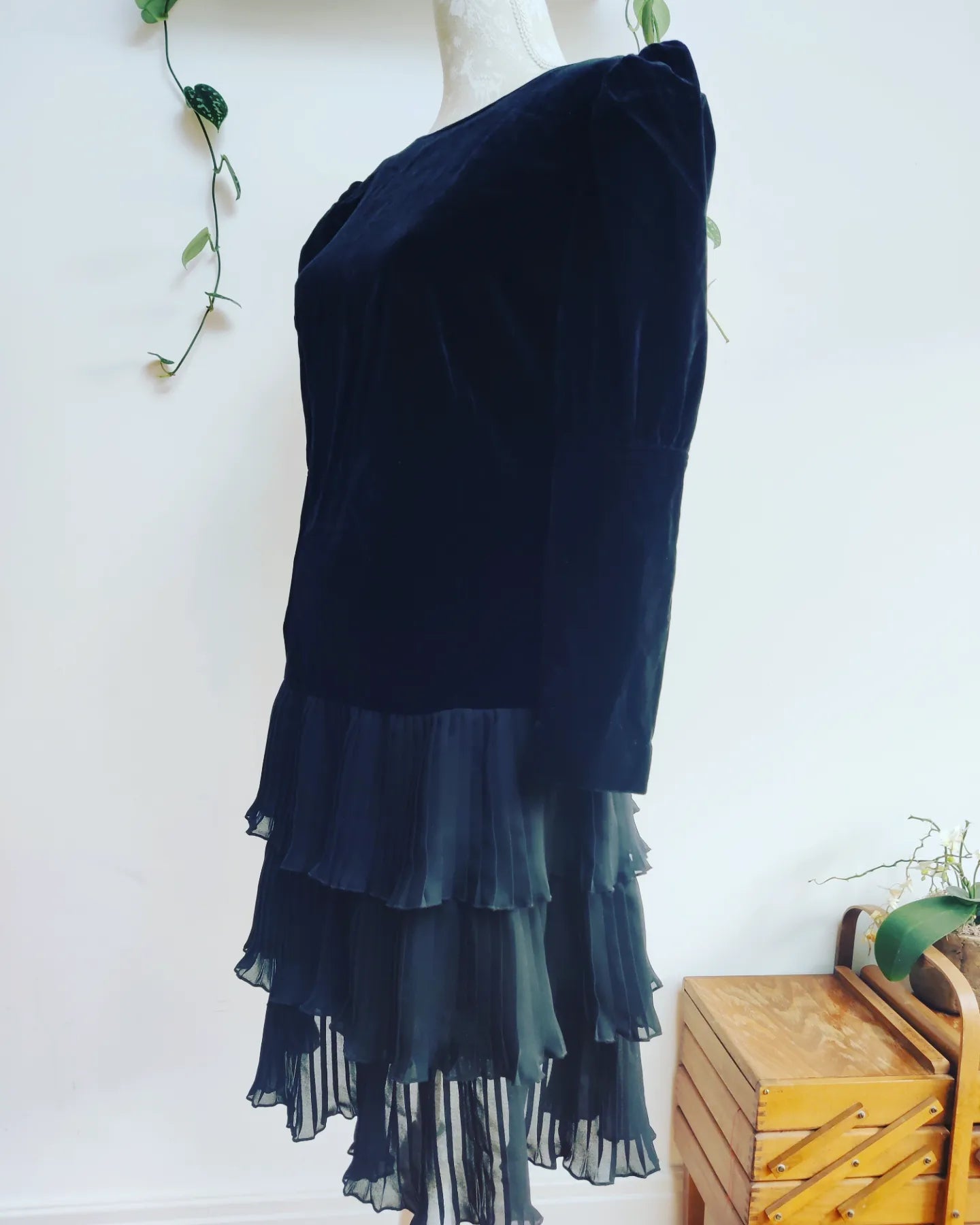 Black velvet 1980s evening dress. Size 10.