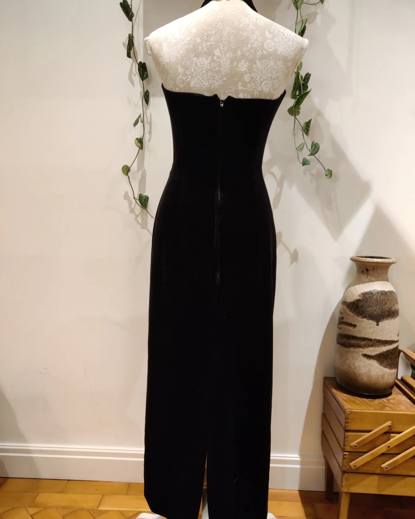 halterneck vintage dress in black.