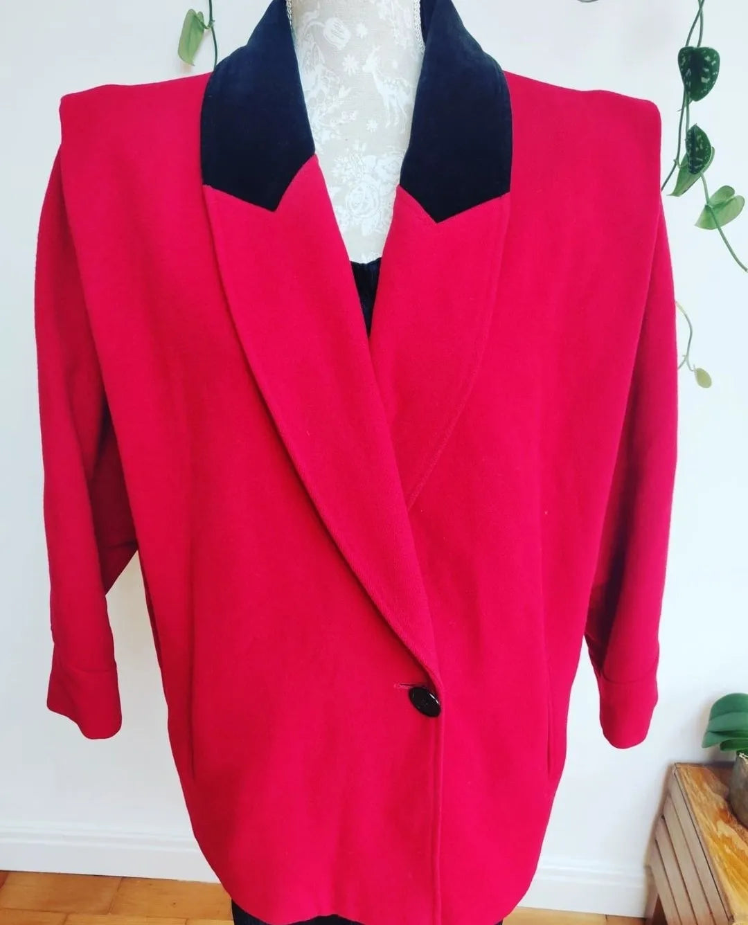 Red vintage plus size wool winter coat. Black velvet collar. Size 22-24 -26.