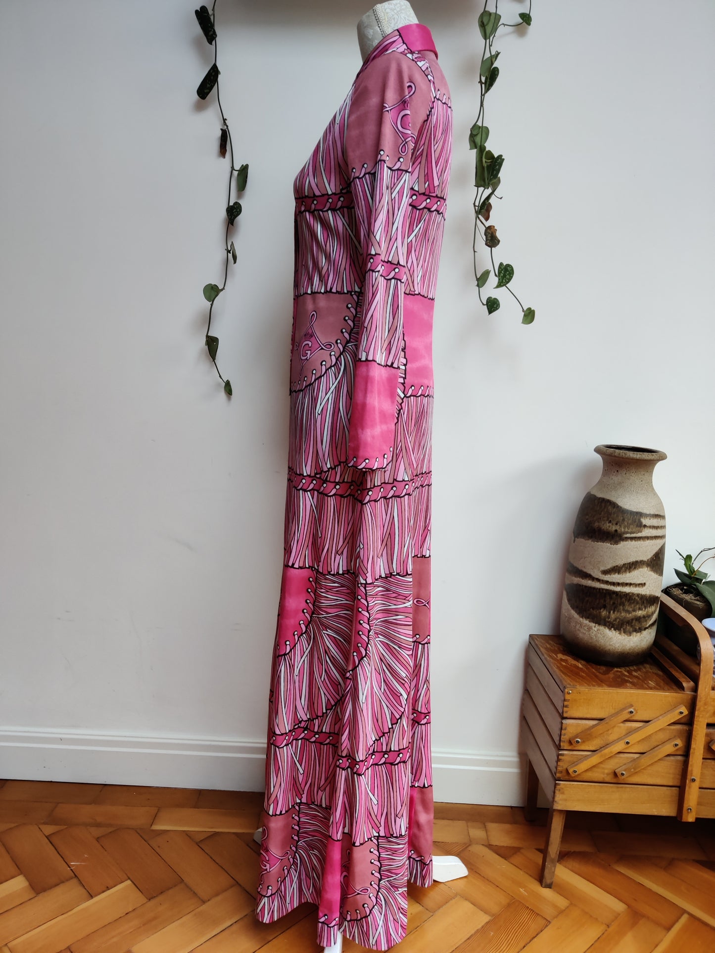 Stunning 1970s pink maxi dress with psychedelic print. Size 10-12.