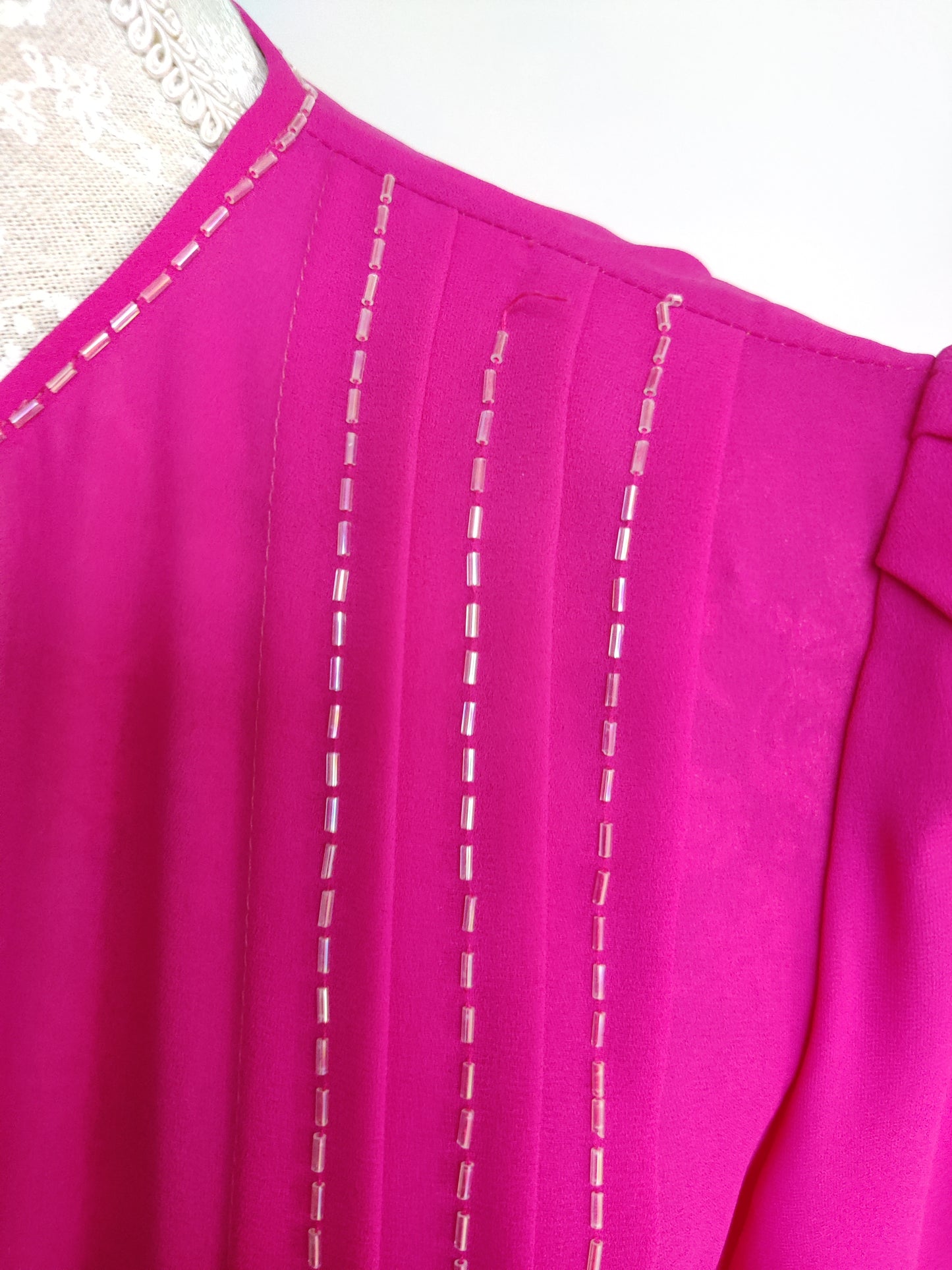 Stunning vintage 80s pink pleated dress with bead detail and belt. Size 10-12.