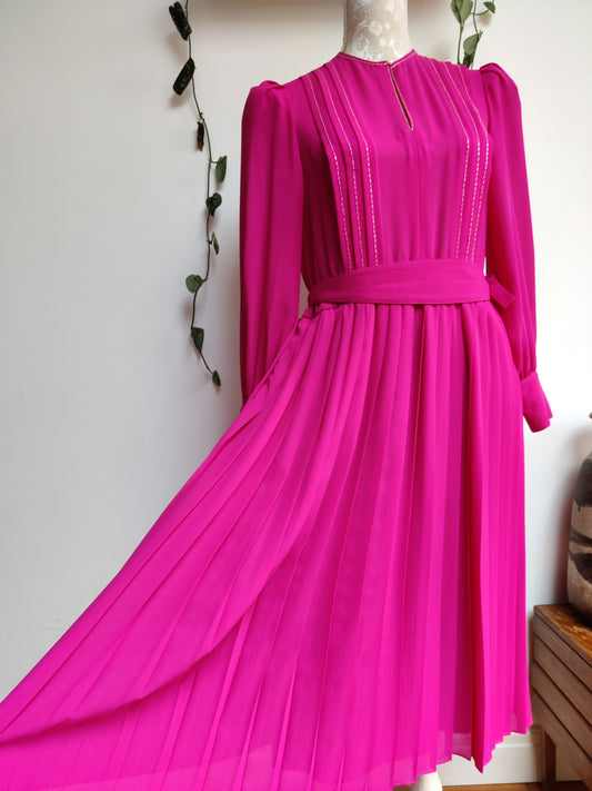 Stunning vintage 80s pink pleated dress with bead detail and belt. Size 10-12.