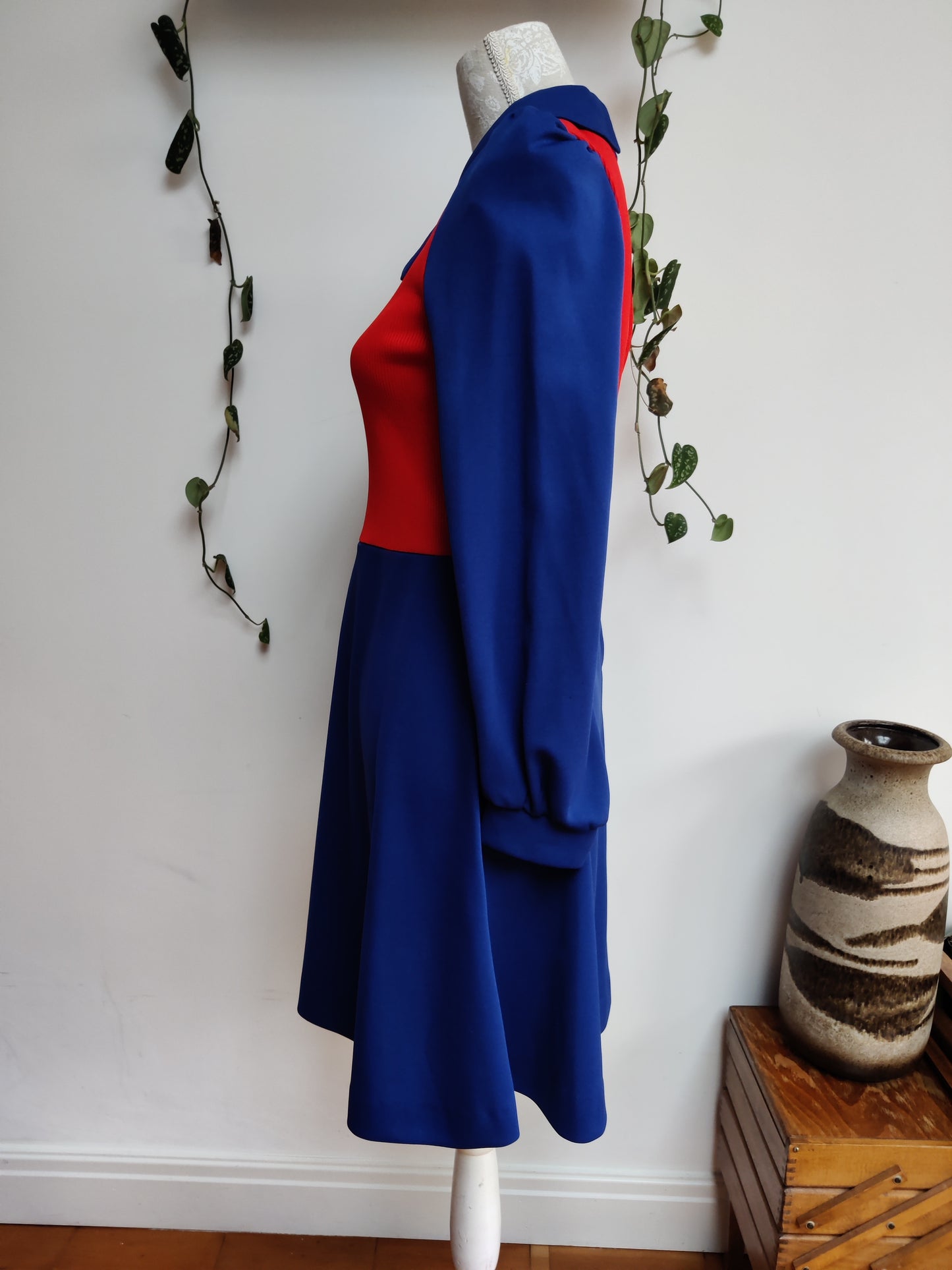 Stunning red and blue vintage mod dress. Size 10.