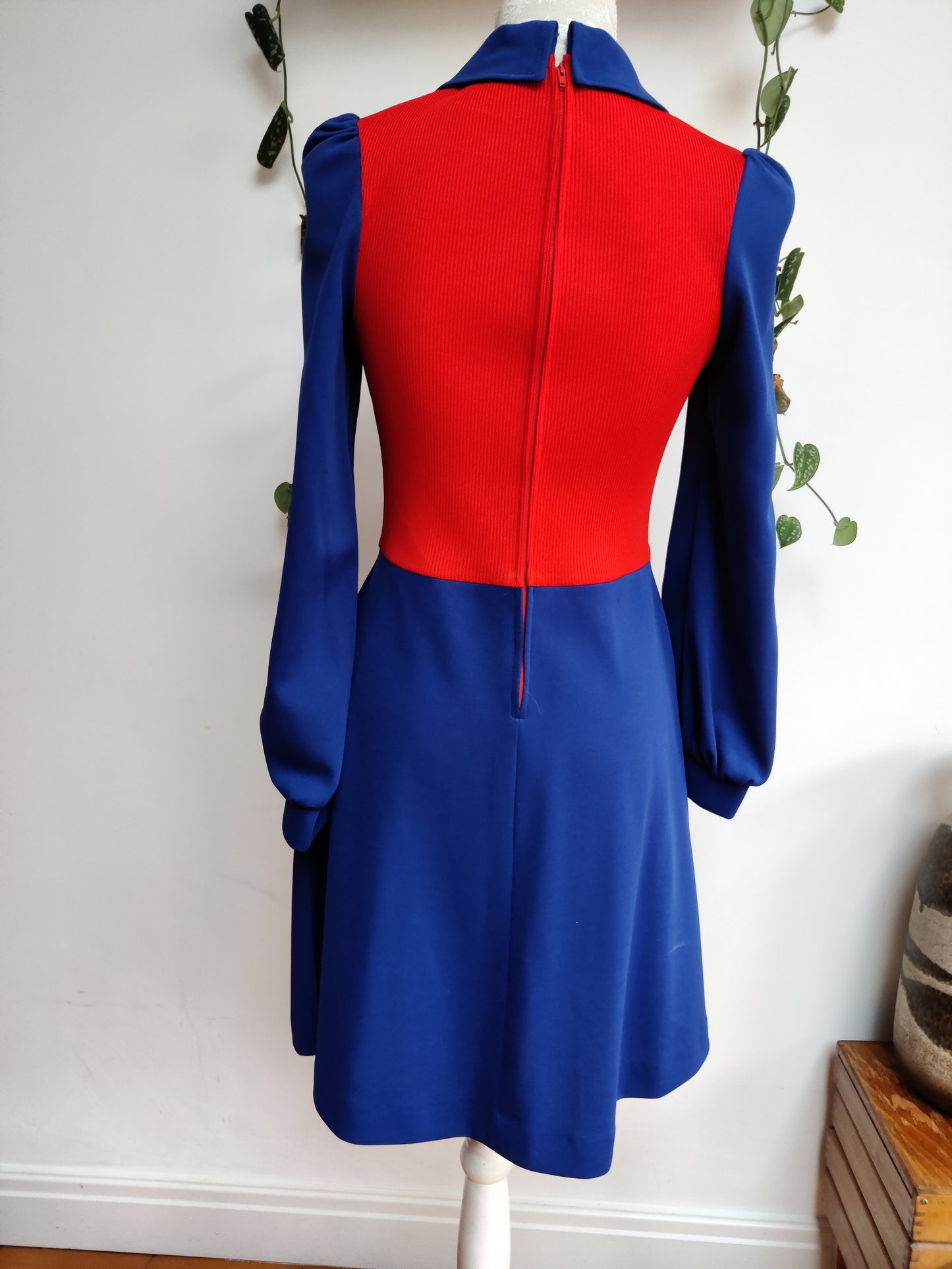 Stunning red and blue vintage mod dress. Size 10.