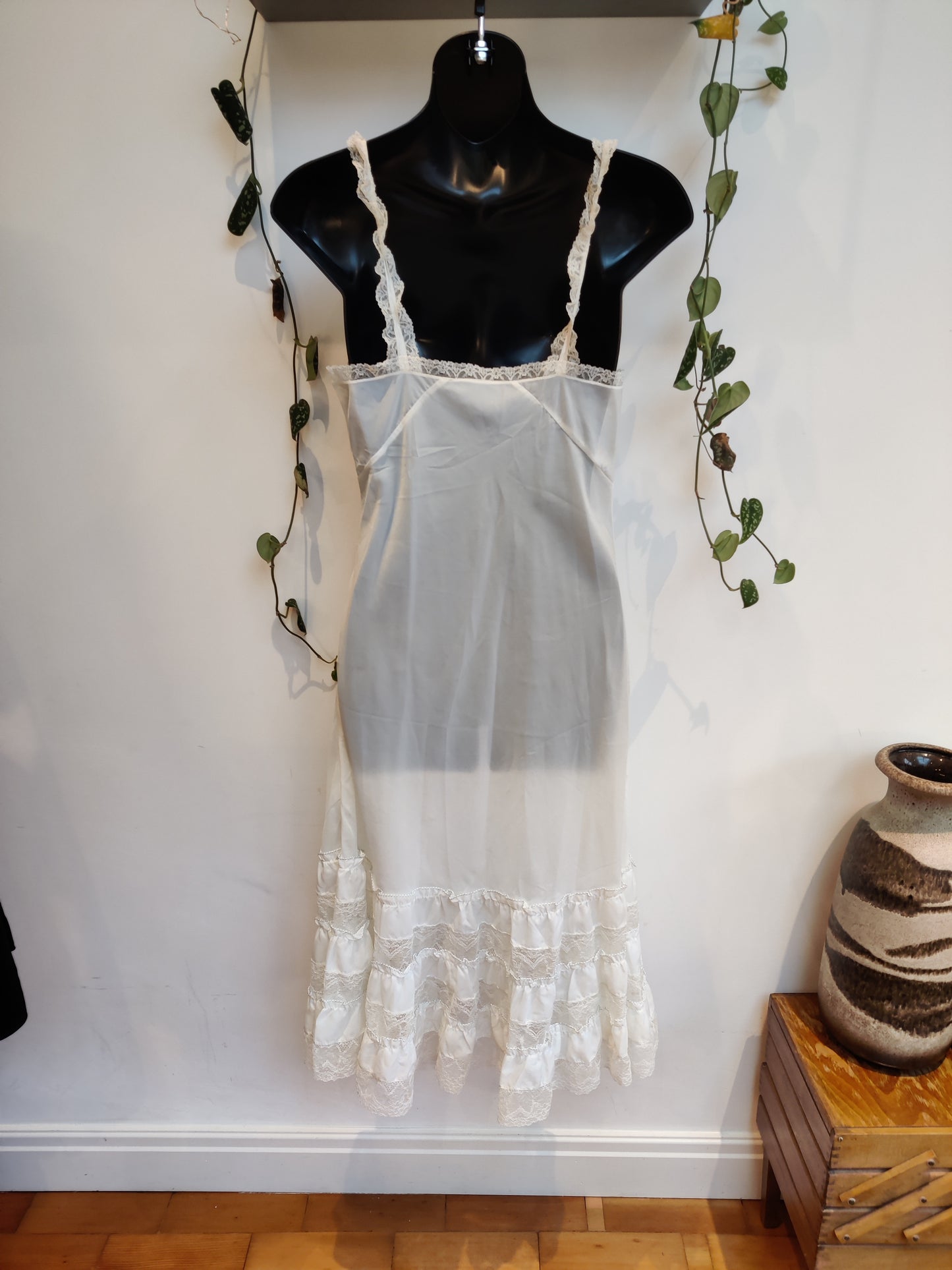 Stunning vintage slip dress négligée. Size 8.