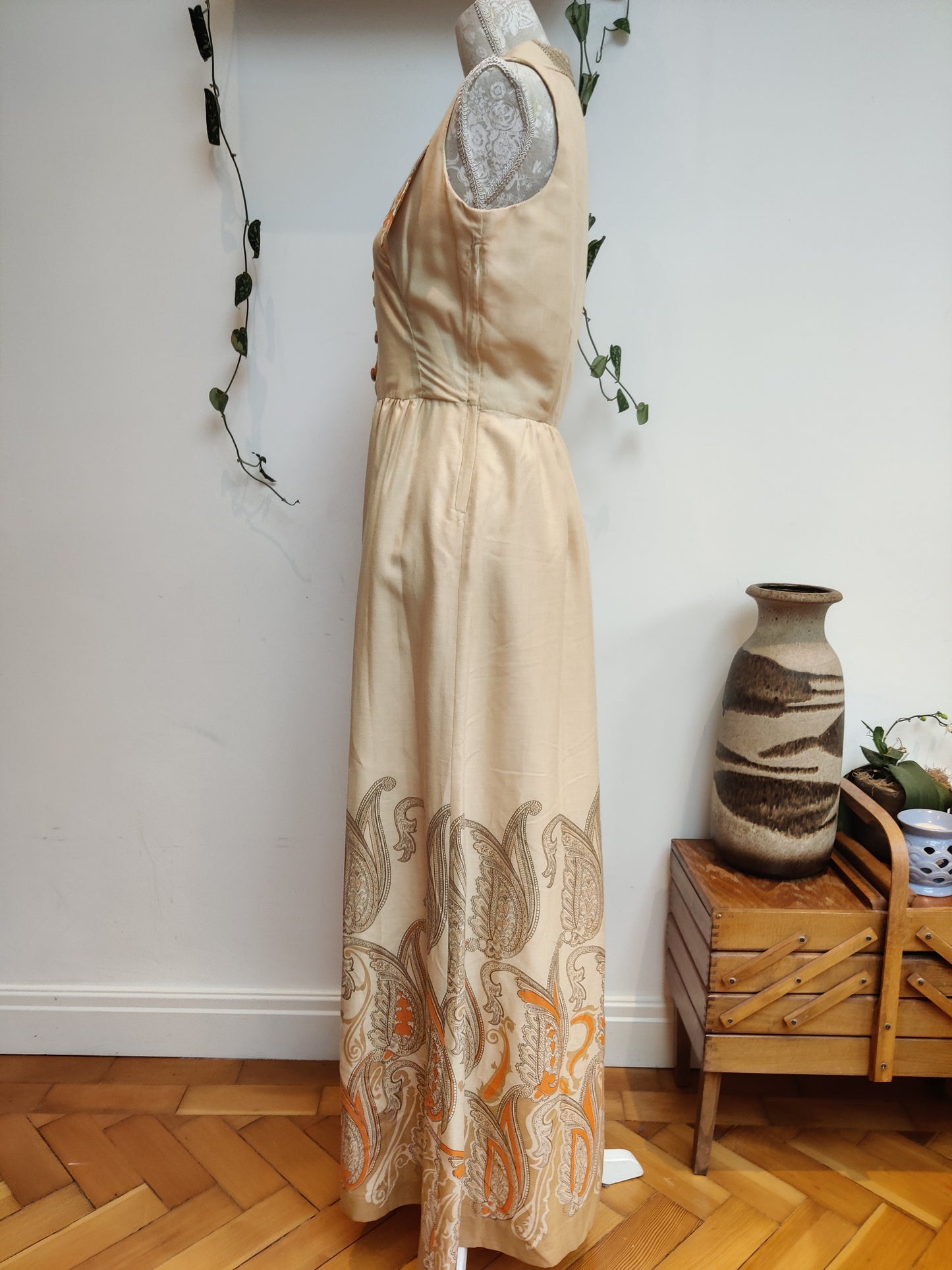 Incredible sleeveless vintage maxi