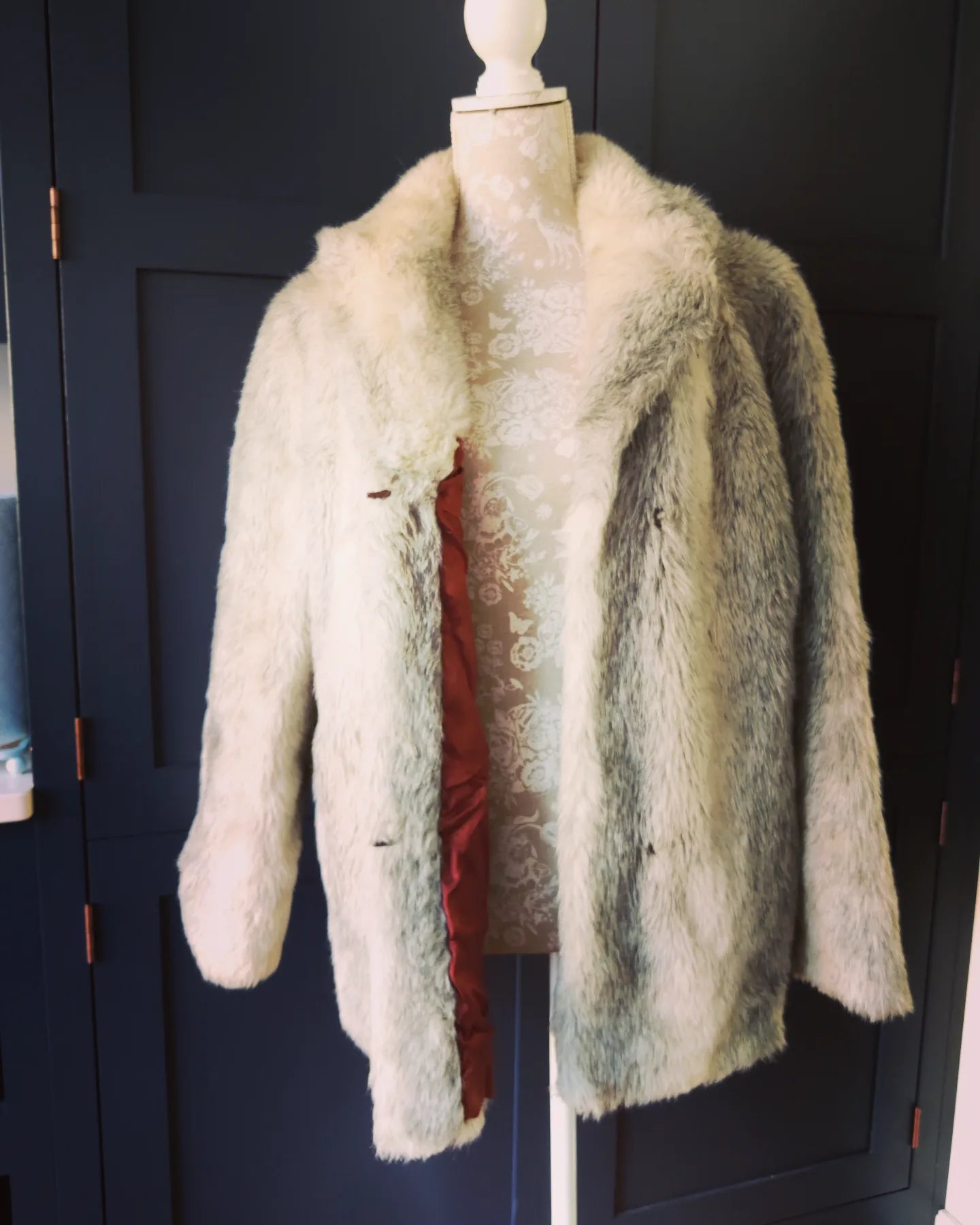 Beautiful vintage faux fur jacket. Size 12.