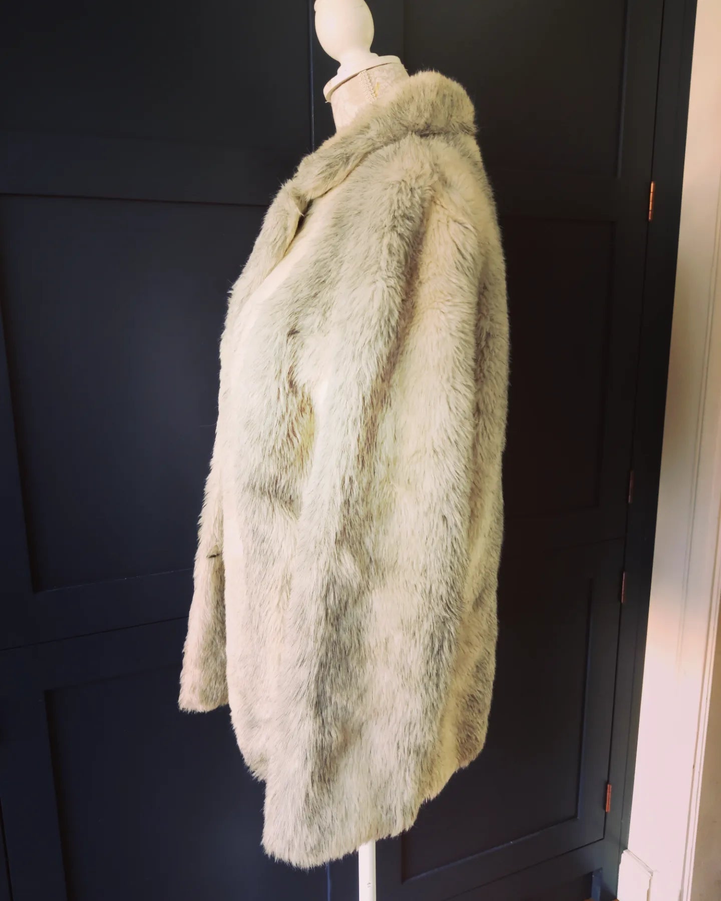 Beautiful vintage faux fur jacket. Size 12.